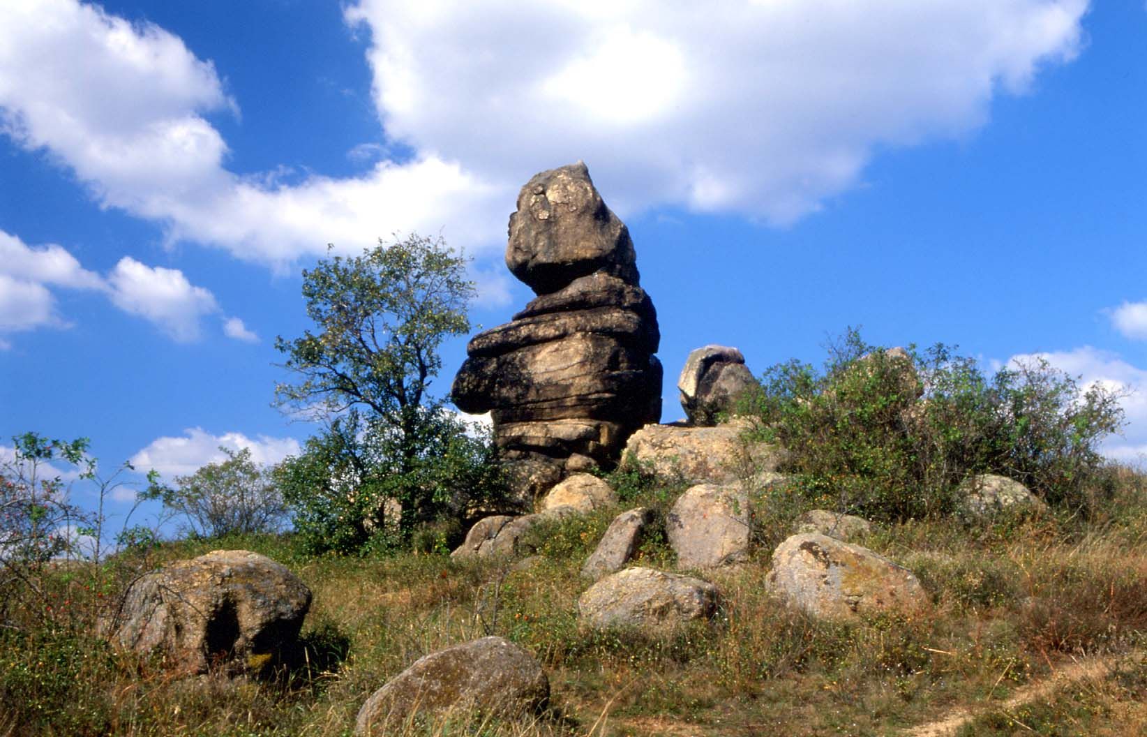 Skalný útvar Kogelstein pod modrou oblohou s mrakmi.