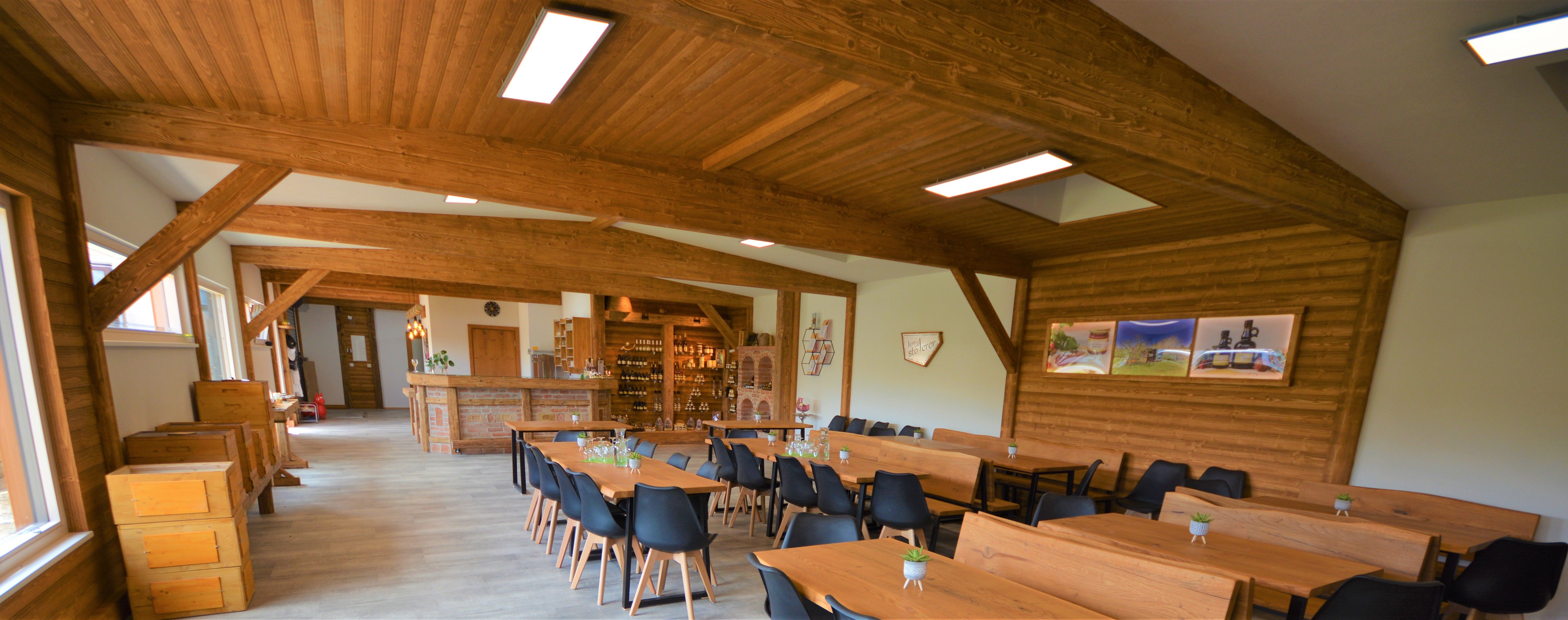 Pohľad do interiéru rustikálnej izby s dreveným nábytkom a dekoráciami.