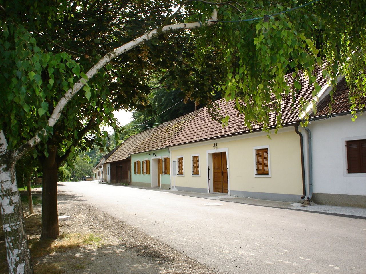 Tichá ulica s tradičnými domami a stromami v štvrti Ahrenberger-Eichberger Vínne uličky.