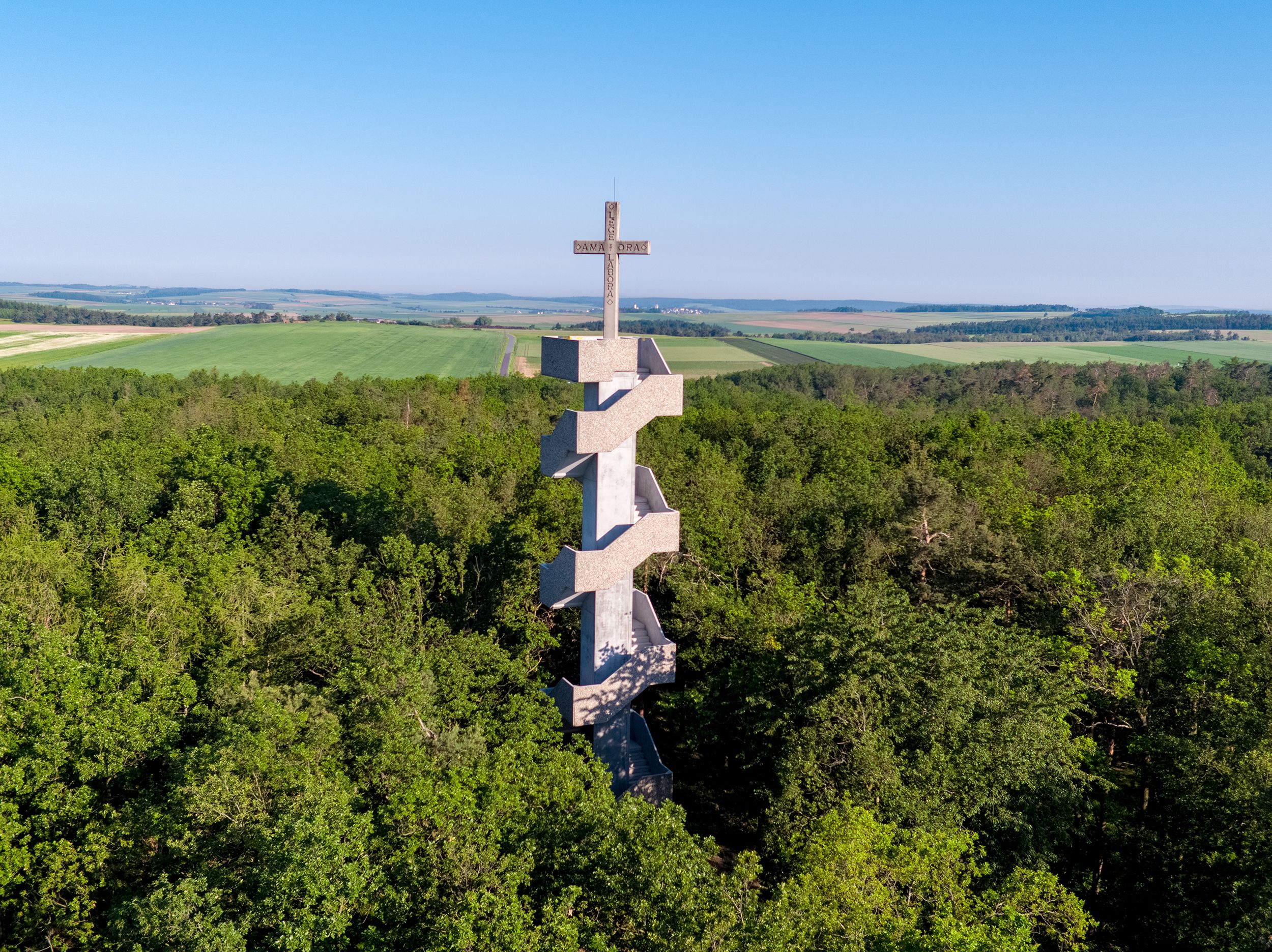 Vyhliadková veža Europawarte v zalesnenej oblasti s nádherným výhľadom na krajinu.