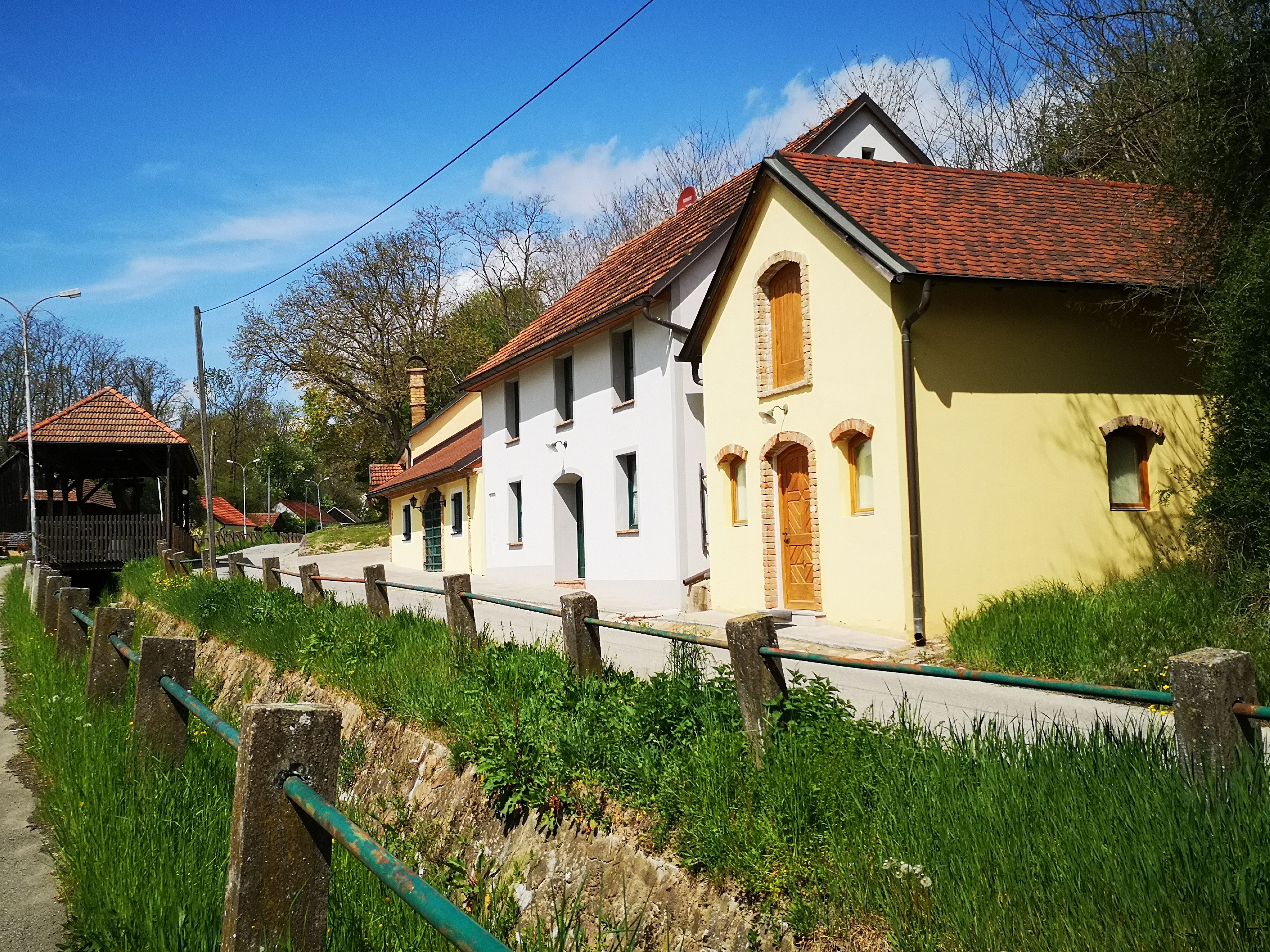Tradičné vínne pivnice v Vínnych uličkách, obklopené zeleňou