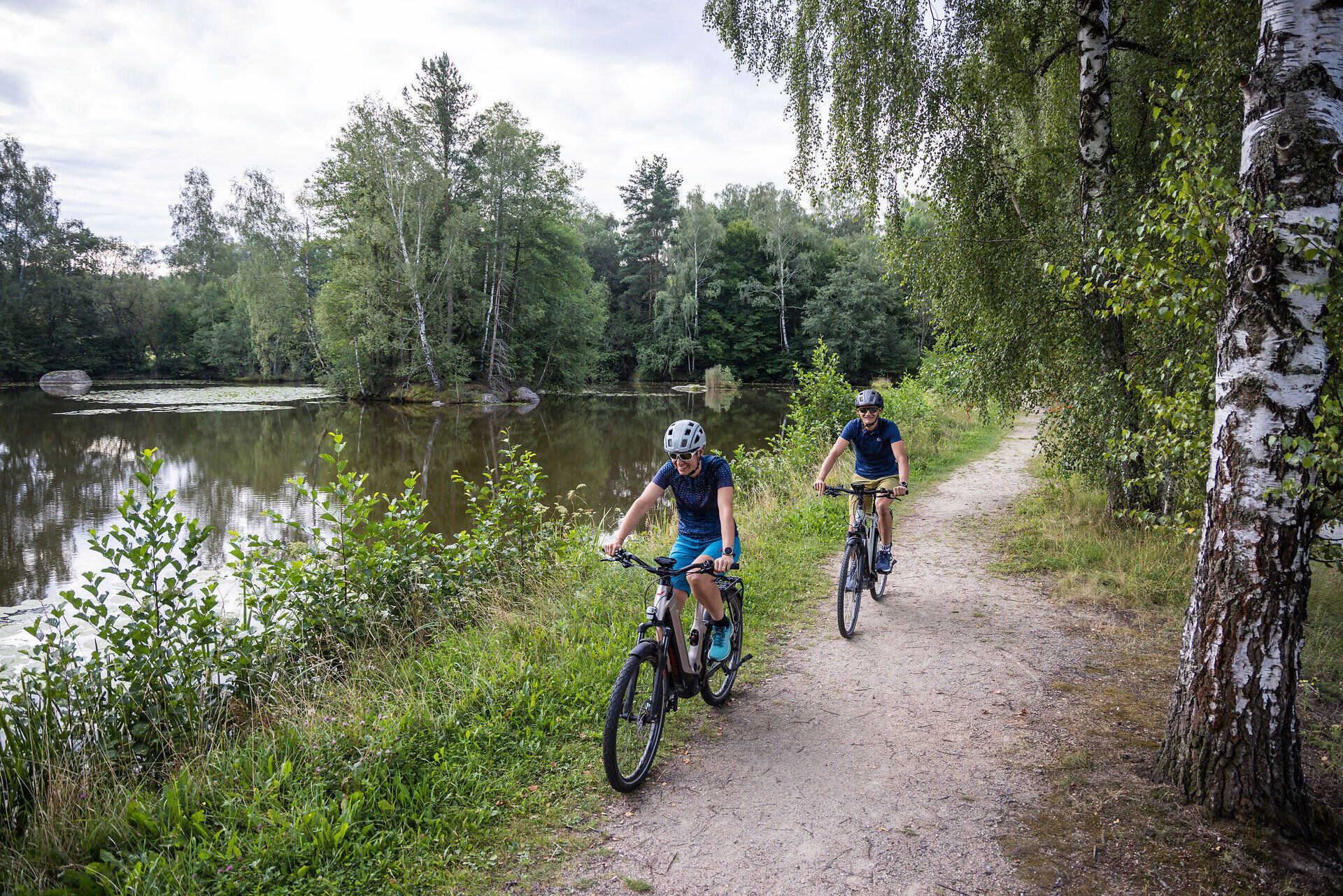 Mierne cyklotrasy sa kľukatia pozdĺž šumivej vody, obklopené sviežou zeleňou a majestátnymi stromami. Svieži vzduch a jemné šumenie vody vytvárajú príjemnú atmosféru pre milovníkov prírody aj cyklistov. Tu vo Waldvierteli sa každý okamih stáva nezabudnuteľným zážitkom v prírode.