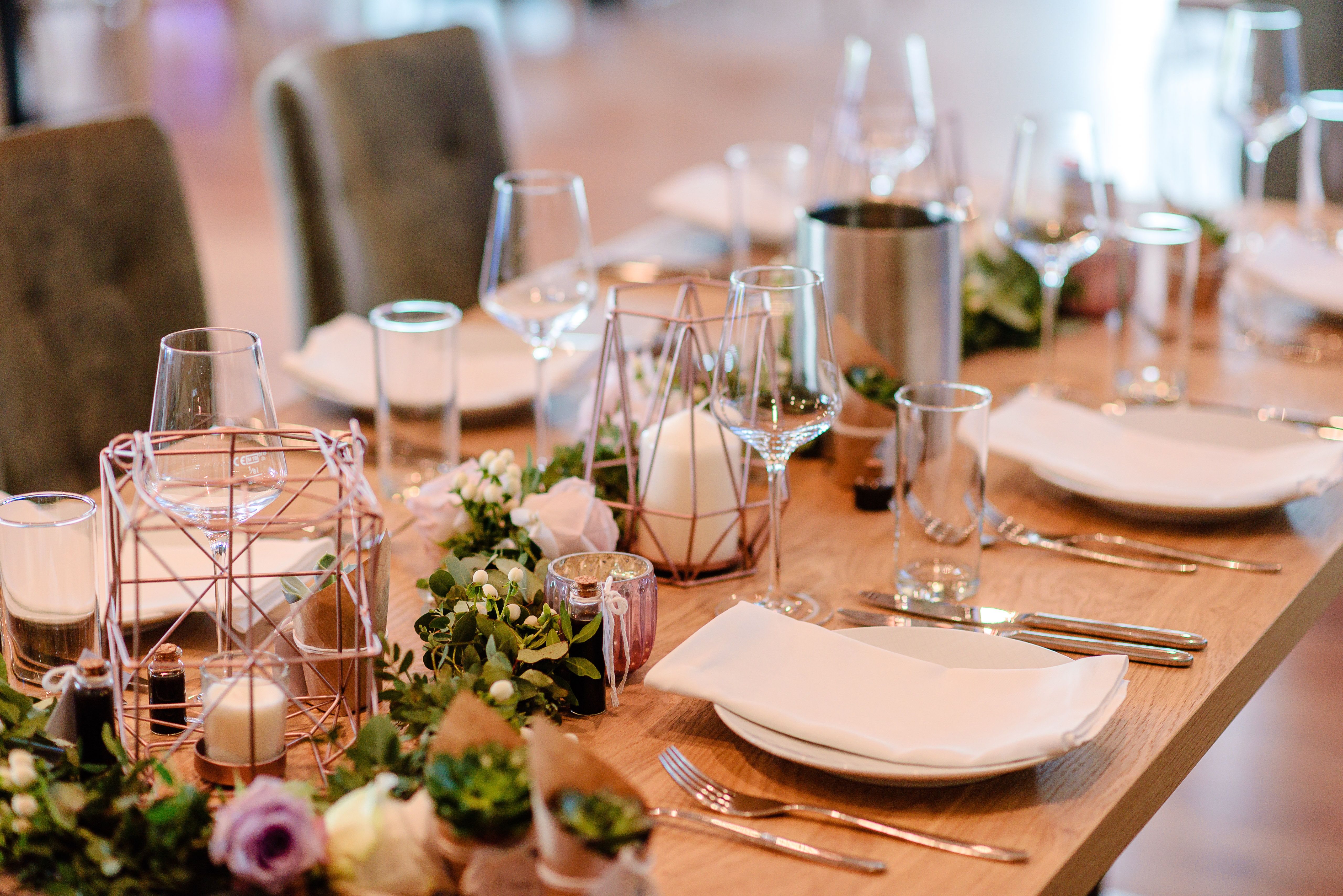 Elegantný svadobný stôl s kvetmi a sviečkami.