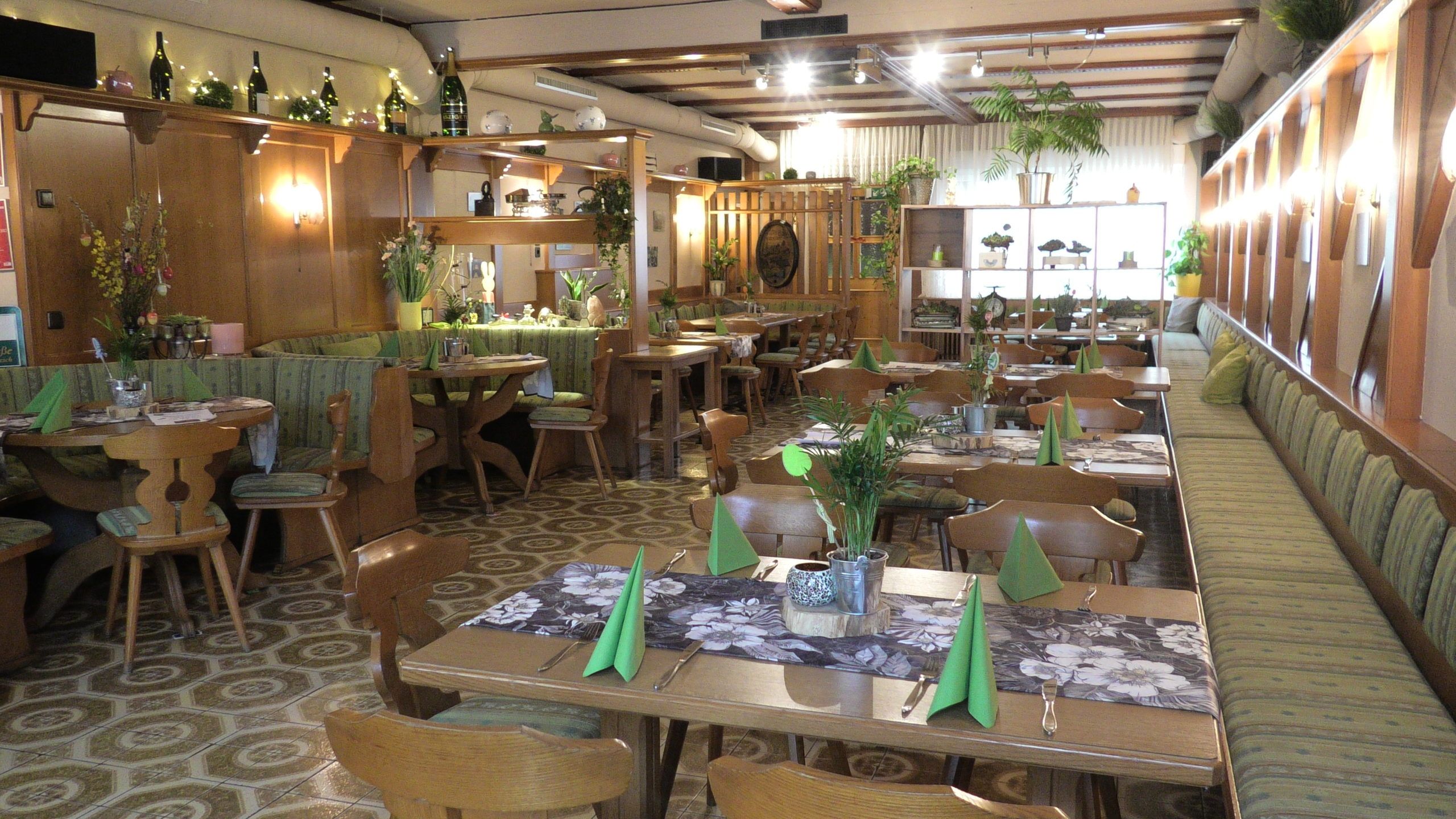 Jedáleň s prestretými stolmi v penzióne Stadtwirt Windisch, Mannersdorf/Leithagebirge