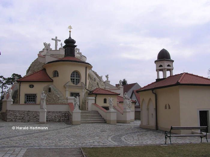 Kostol v Maria Lanzendorf so sochami a zvonicou.
