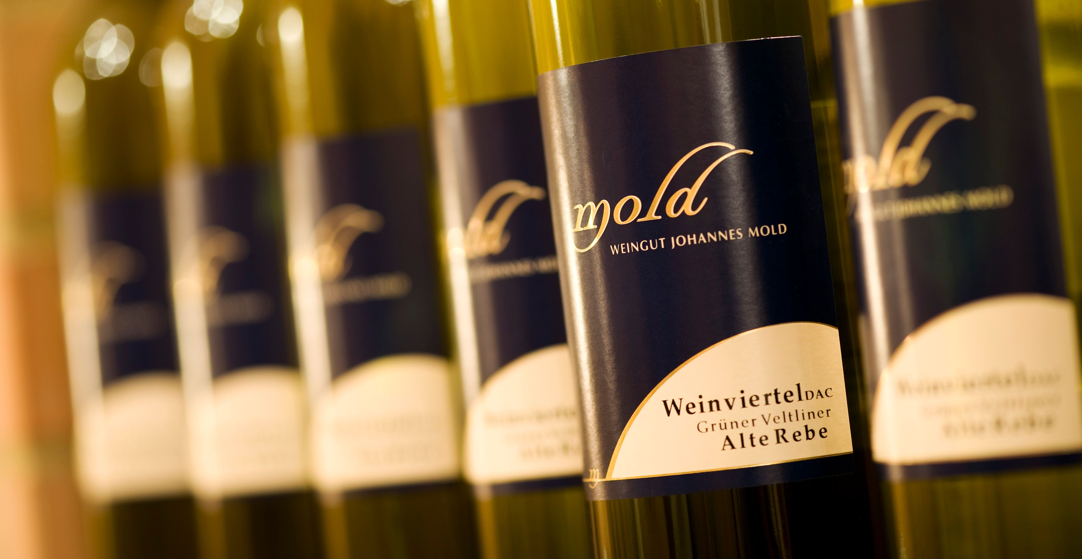 Detailný záber na fľaše vína s nápisom "Mold Weingut Johannes Mold".