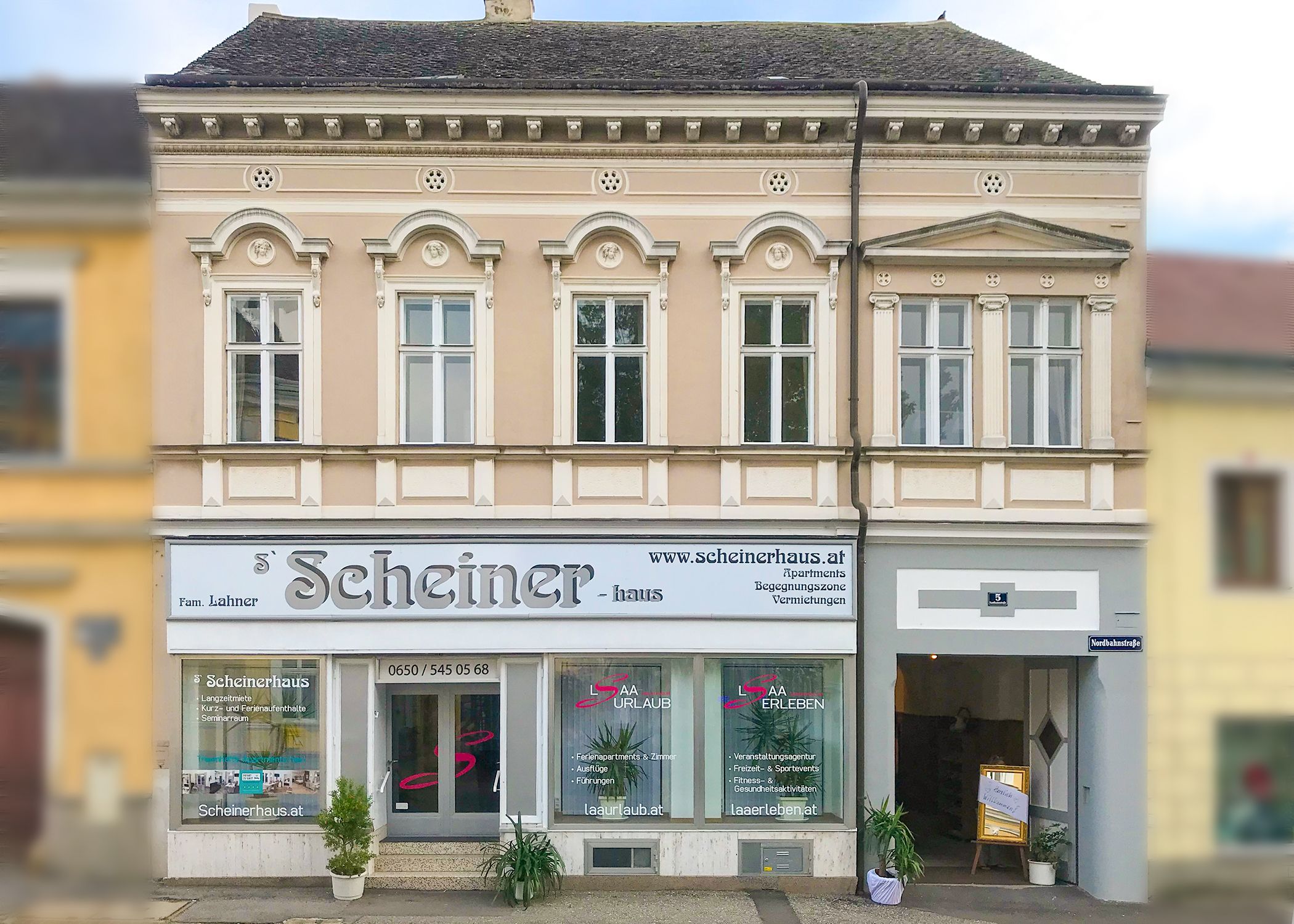 Fasáda dvojpodlažnej budovy s nápisom "Scheinerhaus".