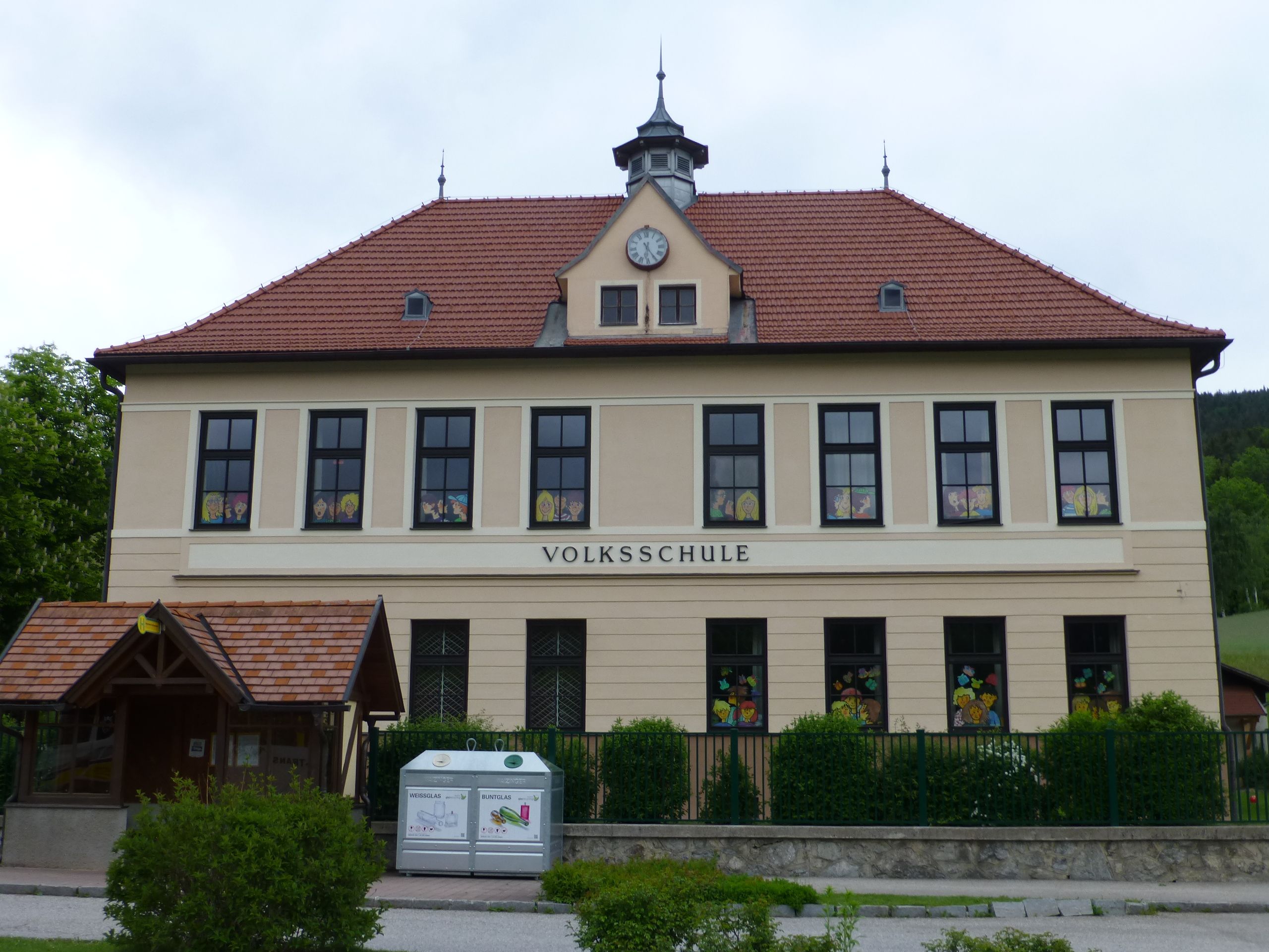 Pohľad na základnú školu v Otterthale s červenými škridlami a zdobenými oknami.