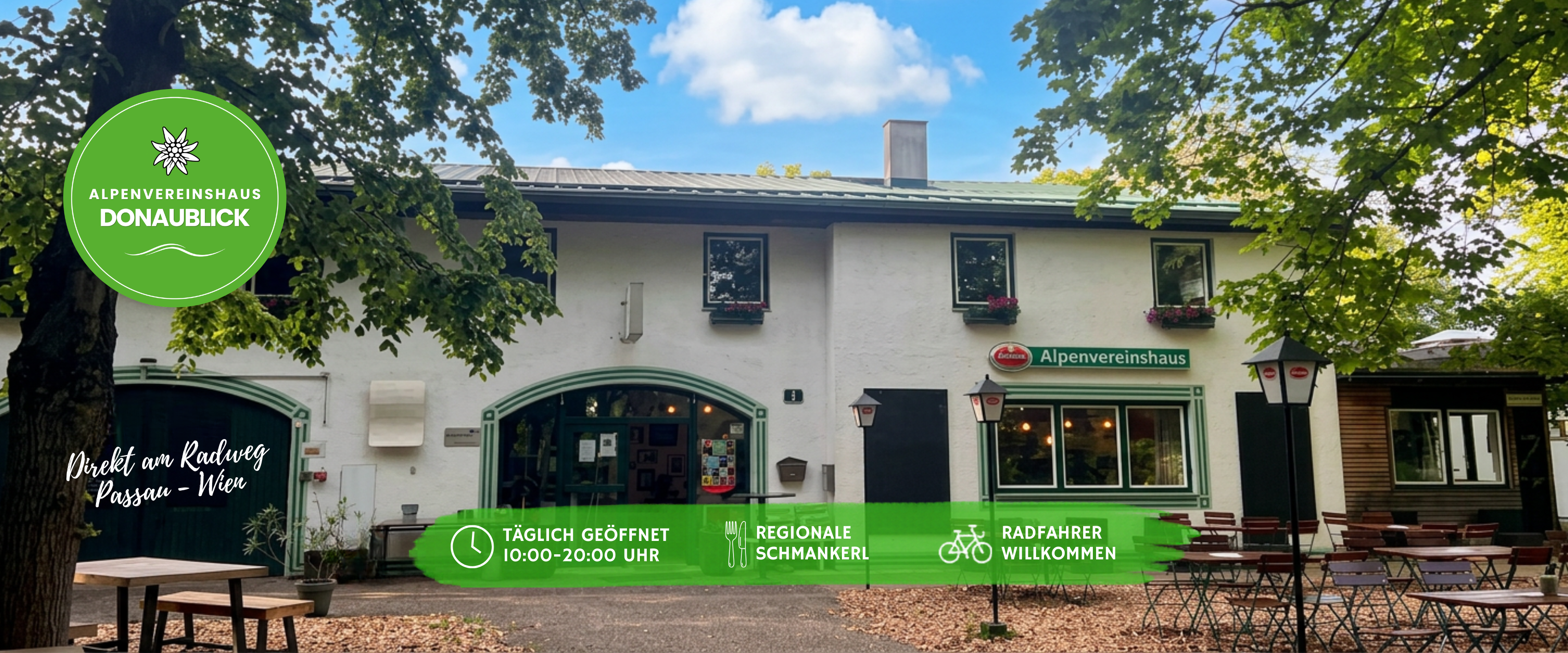 Vonkajší pohľad na Alpenvereinshaus Donaublick so stolmi a stoličkami vonku.