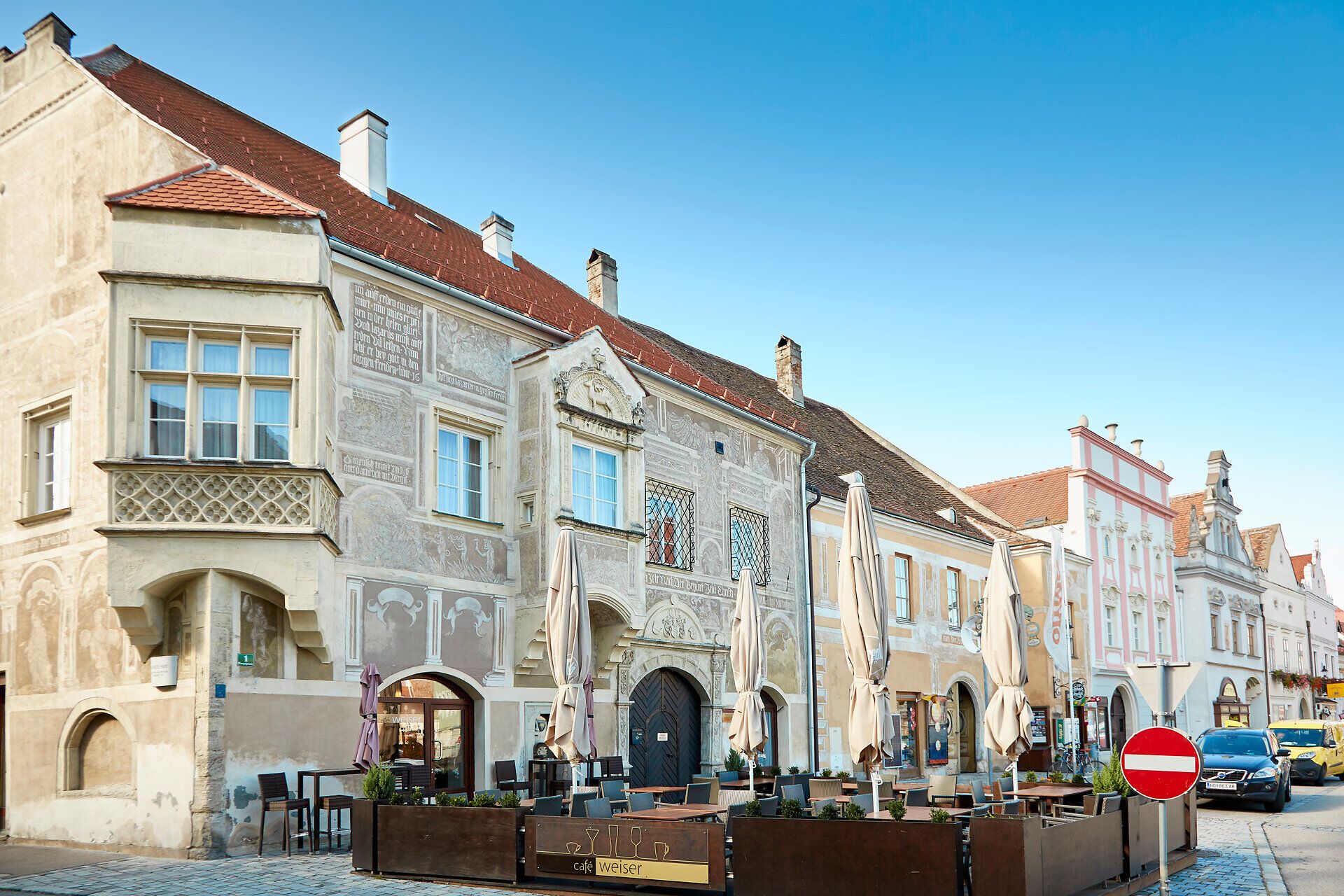 Pôvabné, historicky zdobené fasády opevneného mesta vás pozývajú na dlhšie zdržanie. Návštevníci si môžu vychutnať uvoľnenú atmosféru a malebné prostredie pod tienistými slnečníkmi útulných kaviarní. História a radosť zo života sa tu spájajú a vytvárajú nezabudnuteľný zážitok.