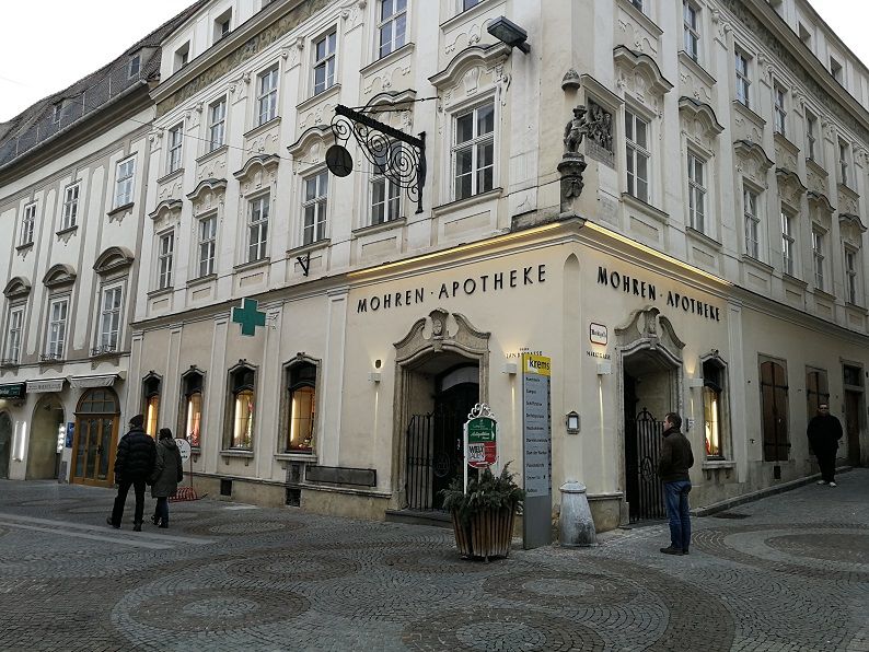 Historická budova s nápisom "Mohren Apotheke".