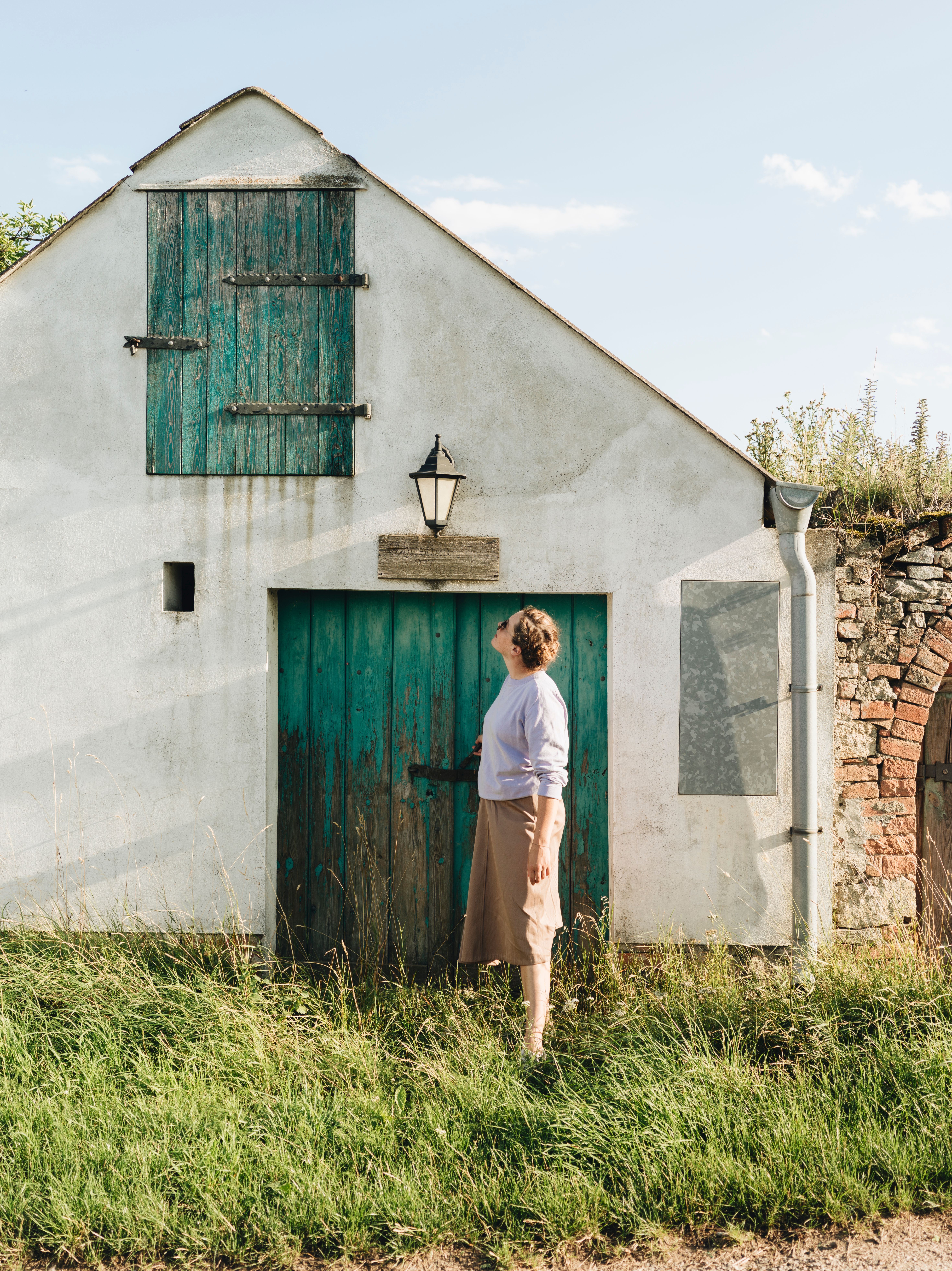 Vínna pivnica v Zellerndorfe, obklopená vinicami a modrou oblohou.