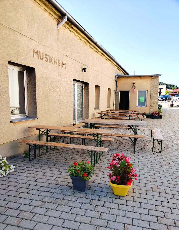 Vínne šenk Thaller Wolfsthal, vnútorné nádvorie so stolmi na víno 