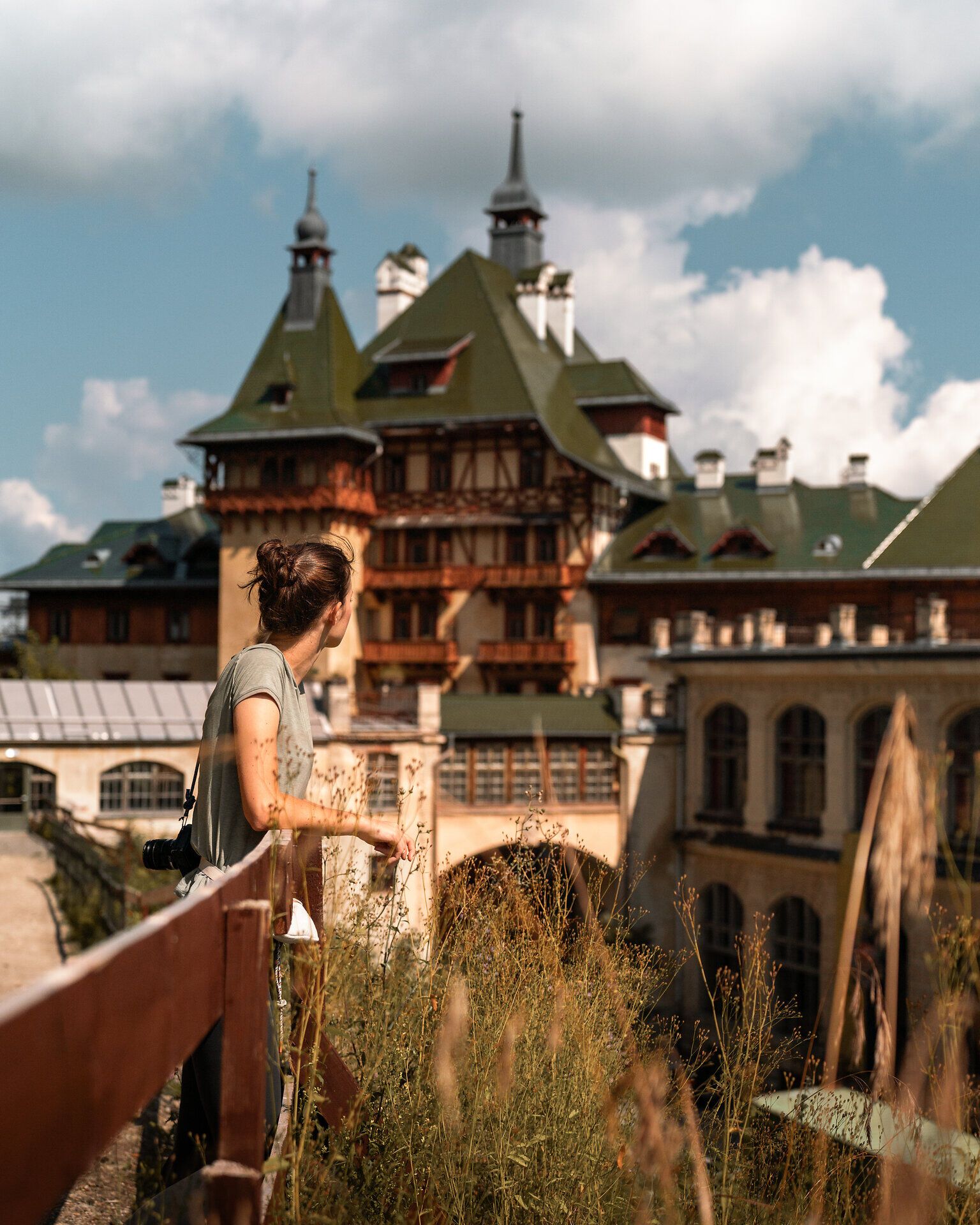 Atmosféra obklopená majestátnymi horami a sviežou zeleňou priam nabáda k tomu, aby ste sa tu zdržali. Historická architektúra hotela Südbahnhotel dokonale harmonizuje s úchvatnou krajinou, ktorá sa rozprestiera v pozadí. Návštevníci tu môžu zažiť krásu leta na horách v Dolnom Rakúsku.