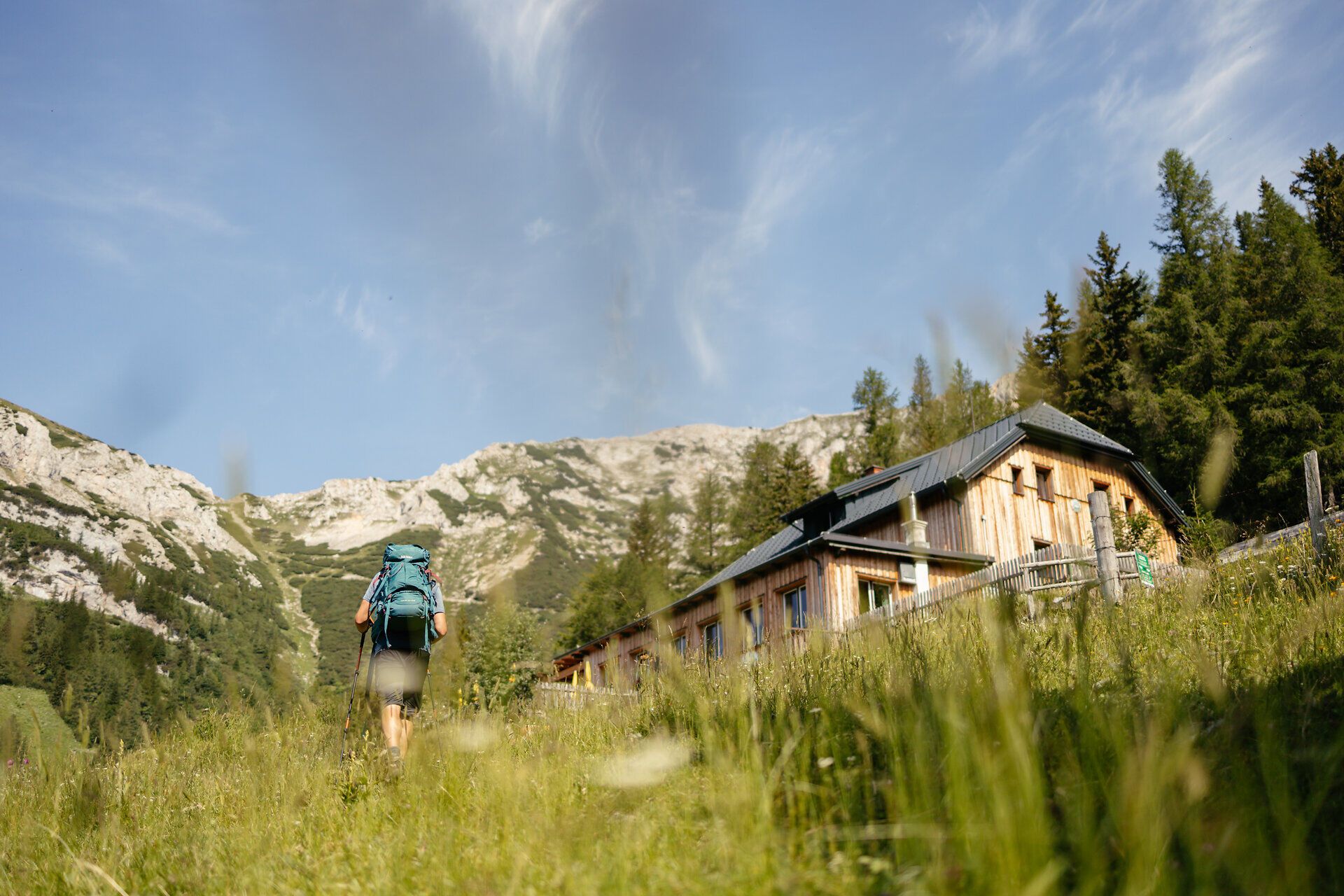 Malebný turistický chodník vedie cez kopce obklopené sviežou zeleňou a majestátnymi horami. Svieži horský vzduch a jemné zurčanie neďalekého potoka vás pozývajú na oddych a vychutnávanie si krásy prírody.