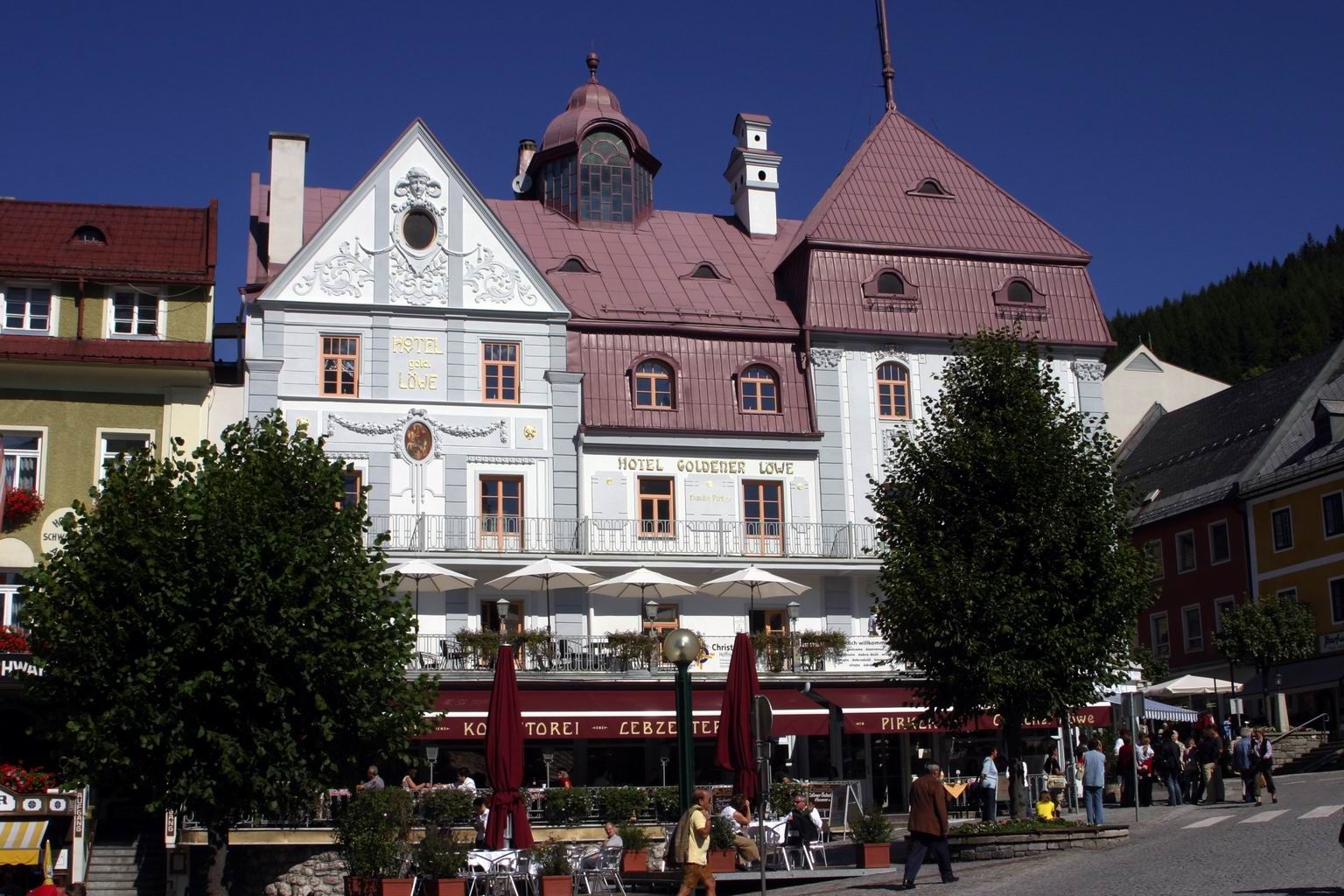 Historická budova s hotelom a kaviarňou na hlavnom námestí.