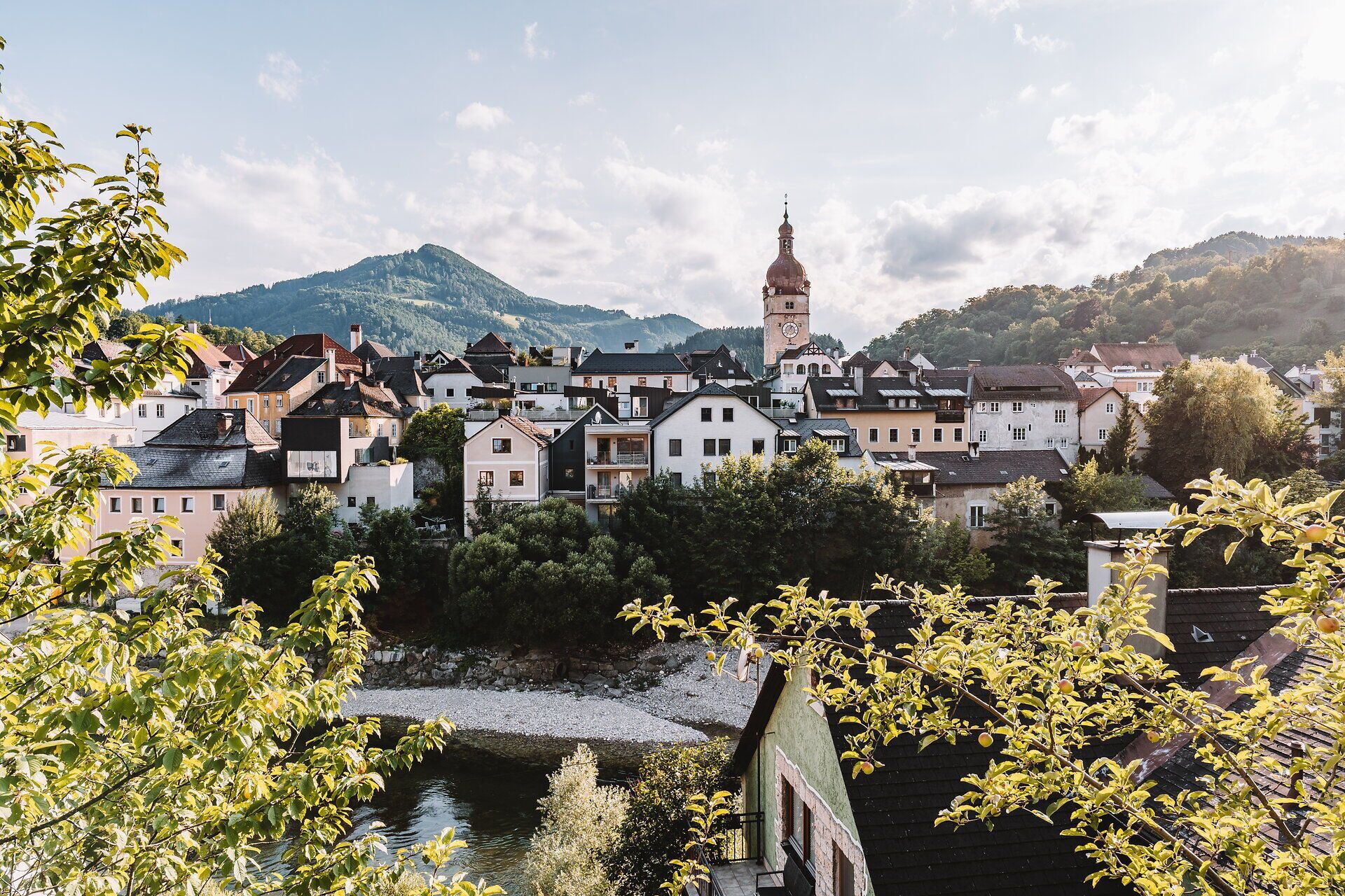 Na snímke je Waidhofen an der Ybbs. V pozadí je vidieť vysokú kostolnú vežu a Mostviertelskou cyklotrasu.
