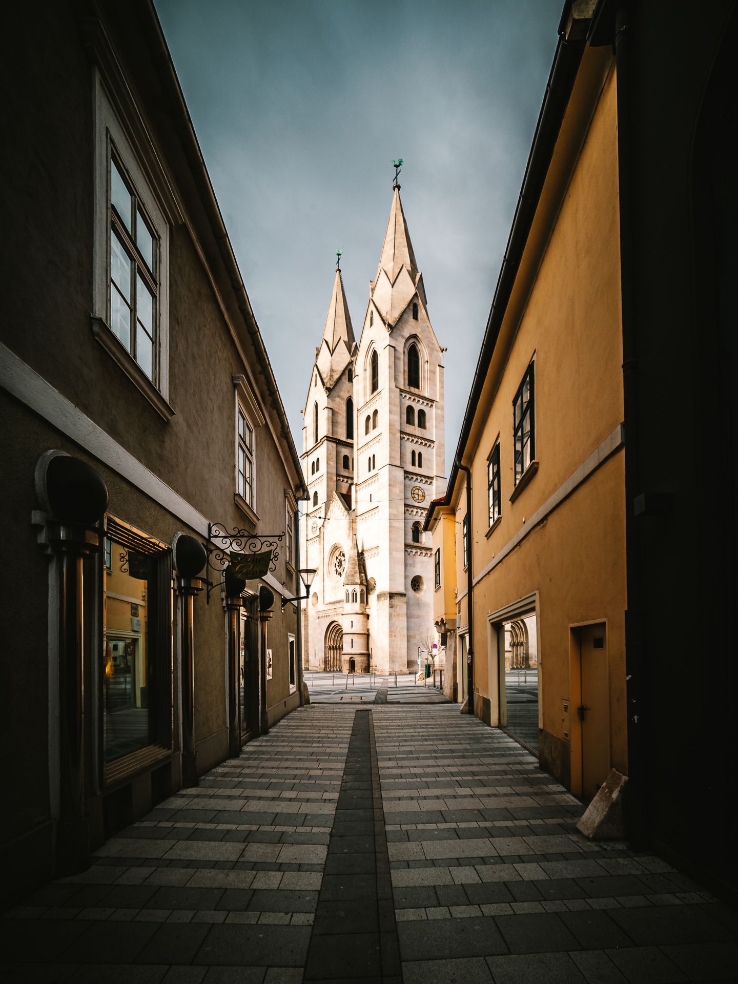 Katedrála Panny Márie vo Wiener Neustadte, vyfotografovaná z bočnej uličky