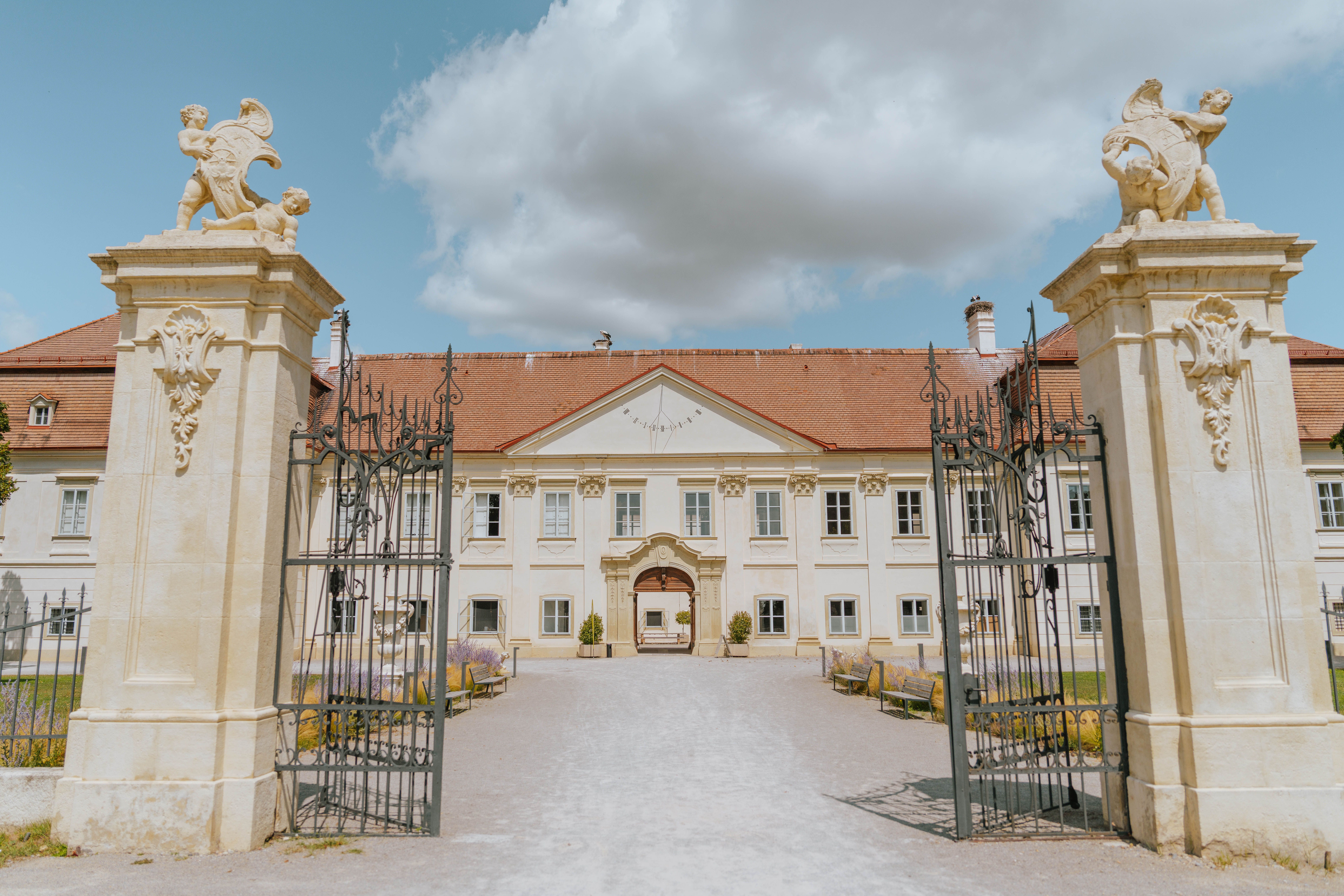 Vstupná brána a priečelie hradu Marchegg pod modrou oblohou.