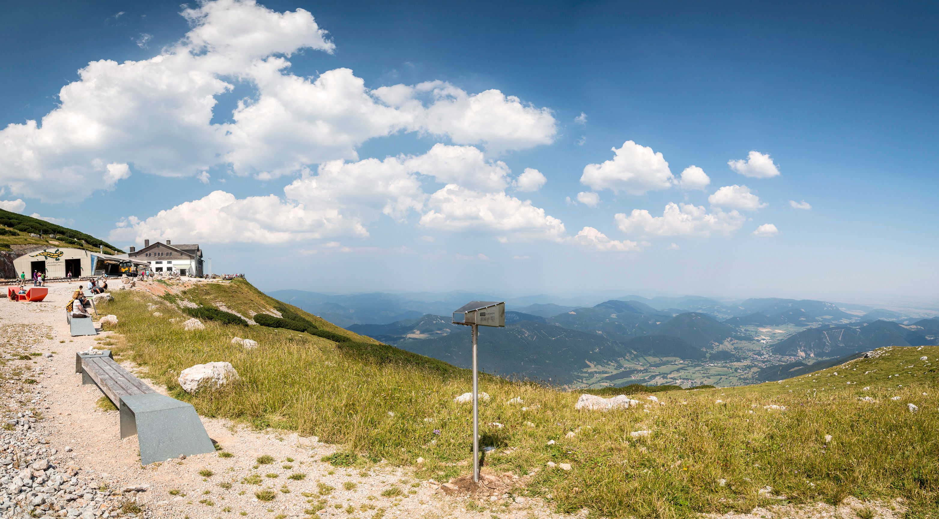 Pohľad z vrchu Schneeberg na horskú krajinu a chatu.