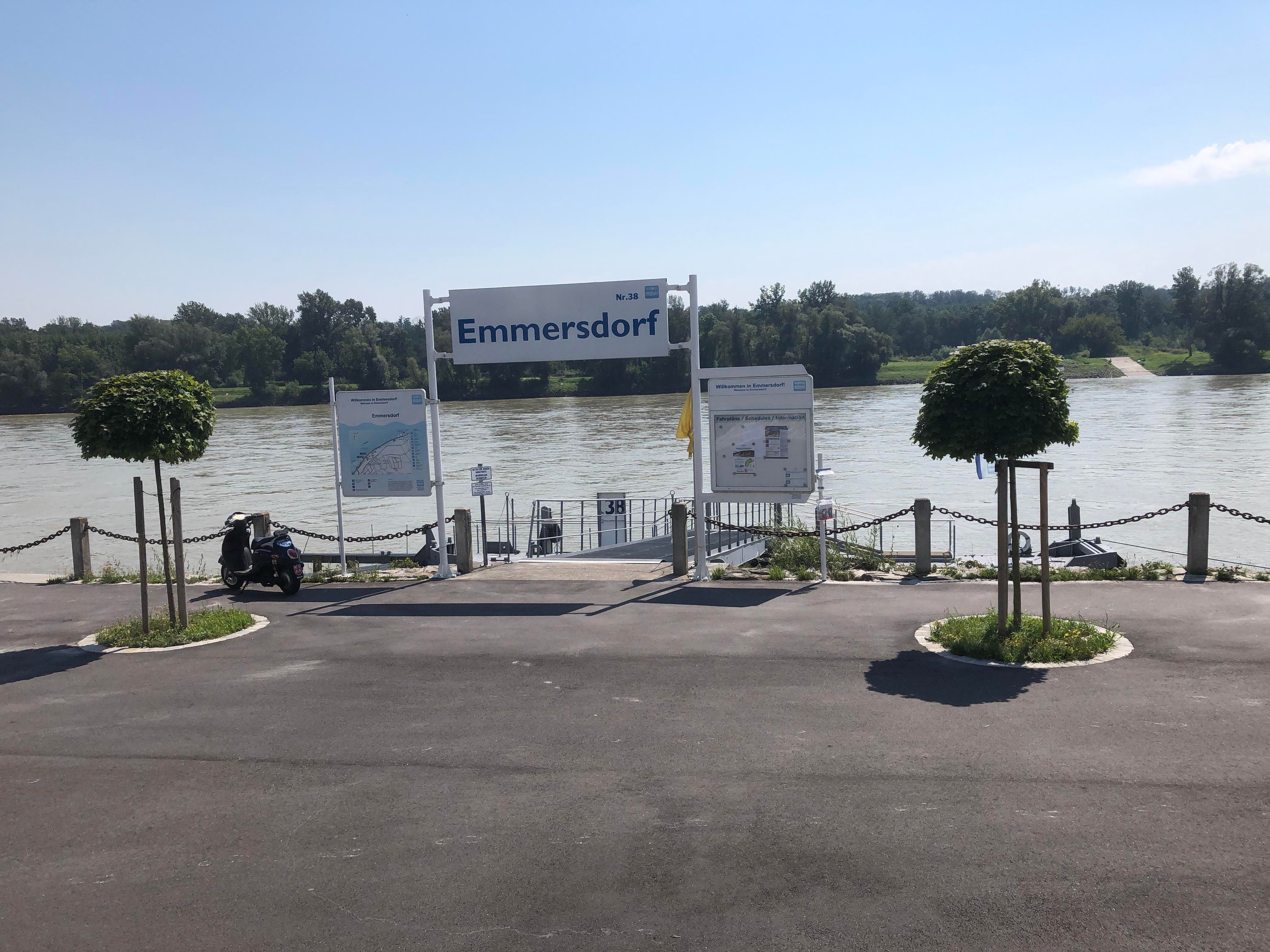 Prístavisko Emmersdorf na Dunaji so smerovníkmi a stromami.