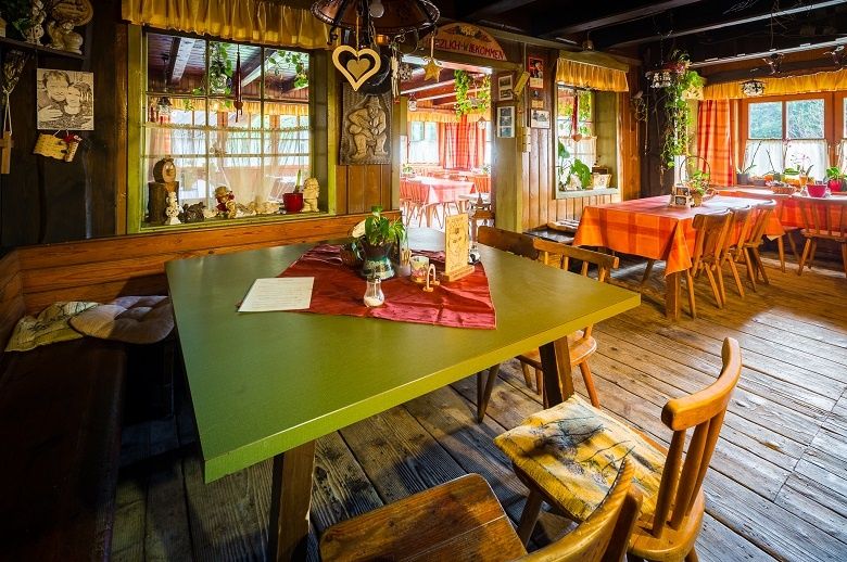 Útulný salónik na chate Herrgottschnitzerhütte