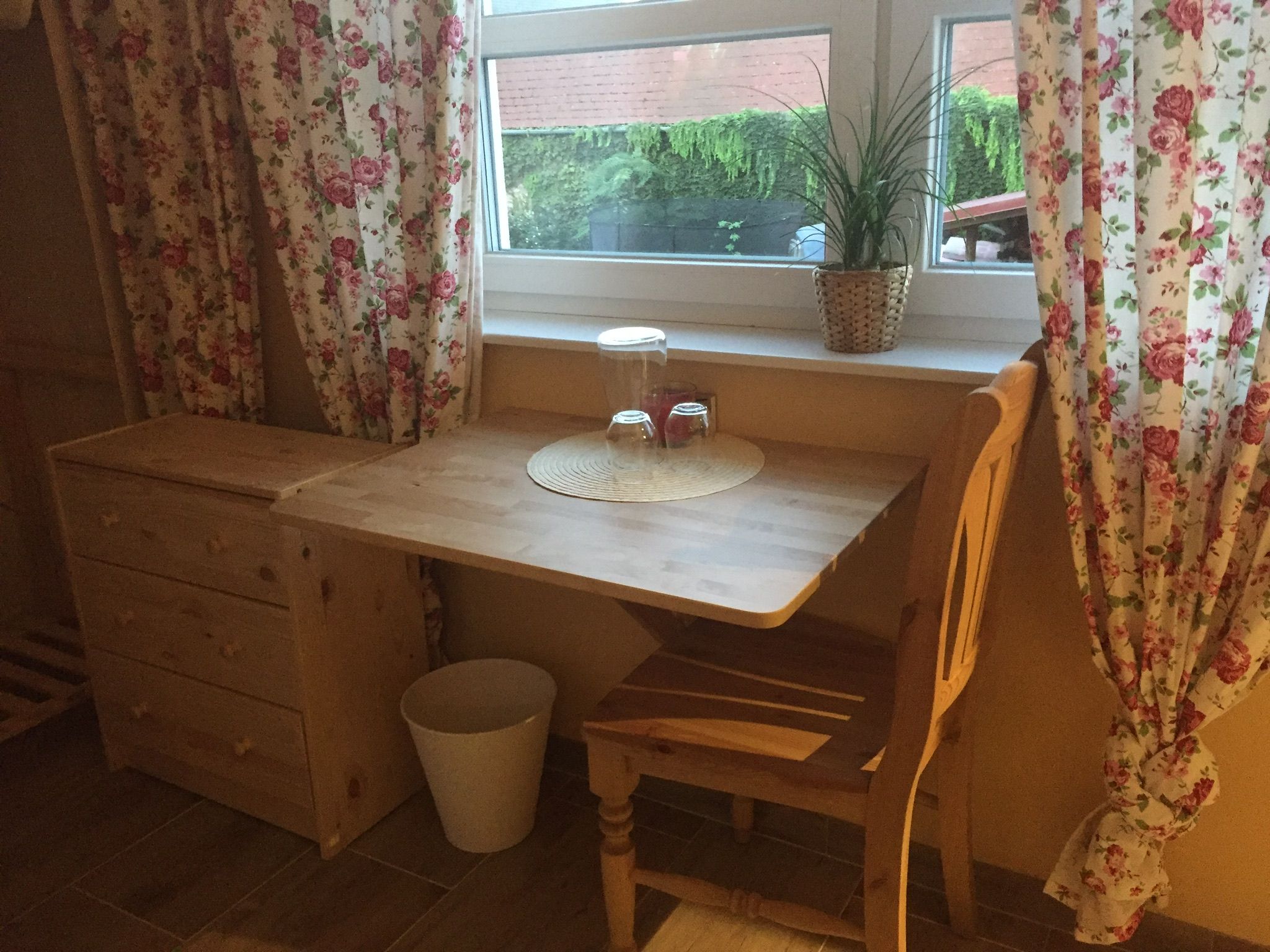 Hippo Campus, izba, stôl