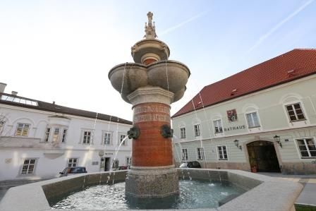 Jubilejná fontána cisára Františka Jozefa pred budovou radnice.