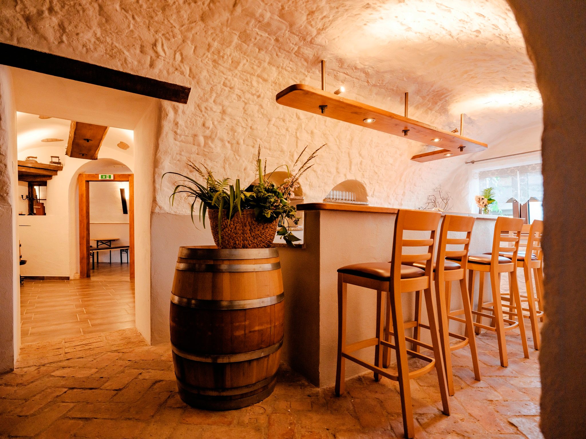 Útulný salónik s barovými stoličkami a rustikálnym nábytkom.