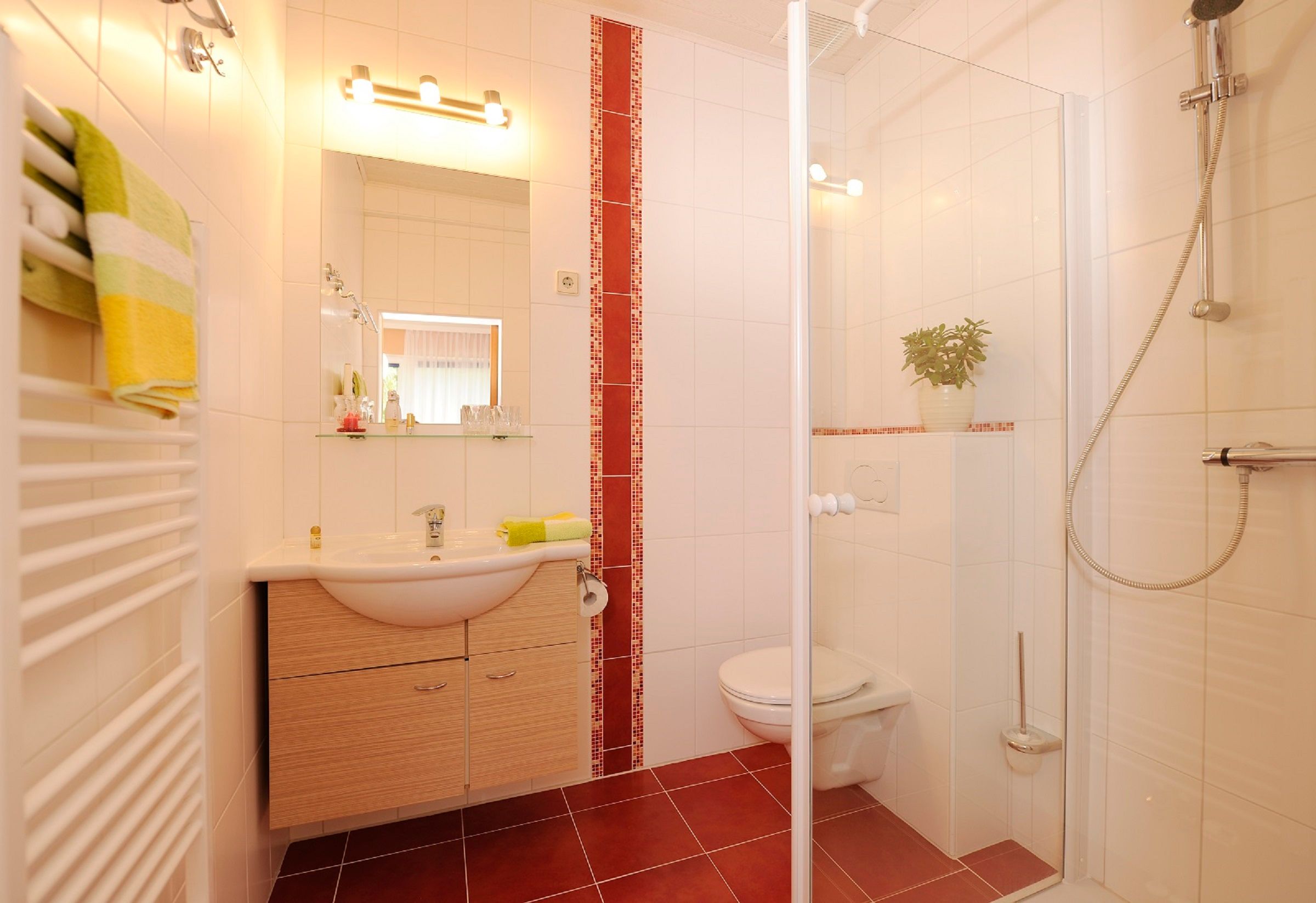 Moderná kúpeľňa so sprchovacím kútom, umývadlom a WC.
