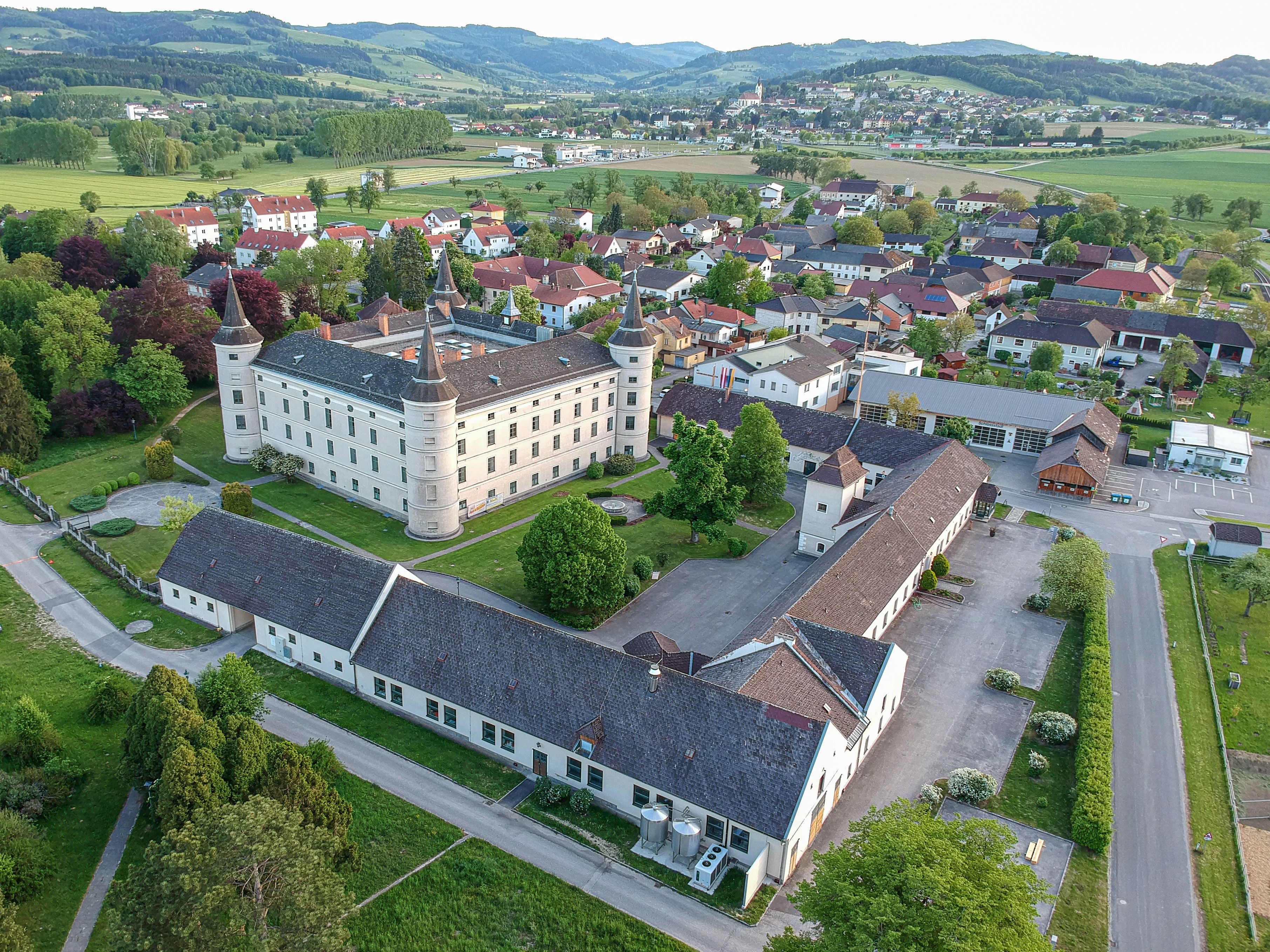 Letecký pohľad na hrad Wolfpassing s výhľadom na Steinakirchen