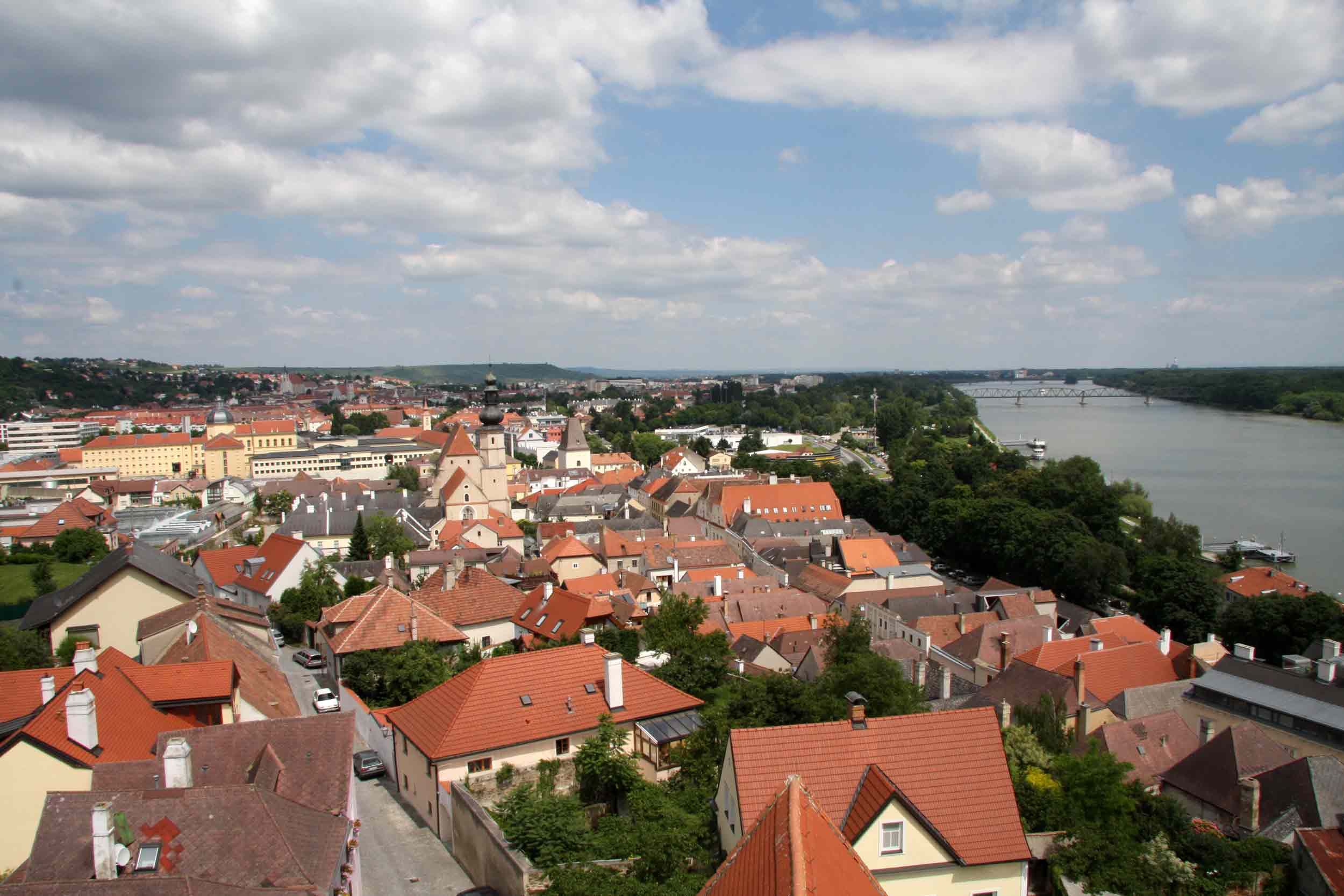 Panoramatický pohľad na strechy mesta Krems s riekou v pozadí.