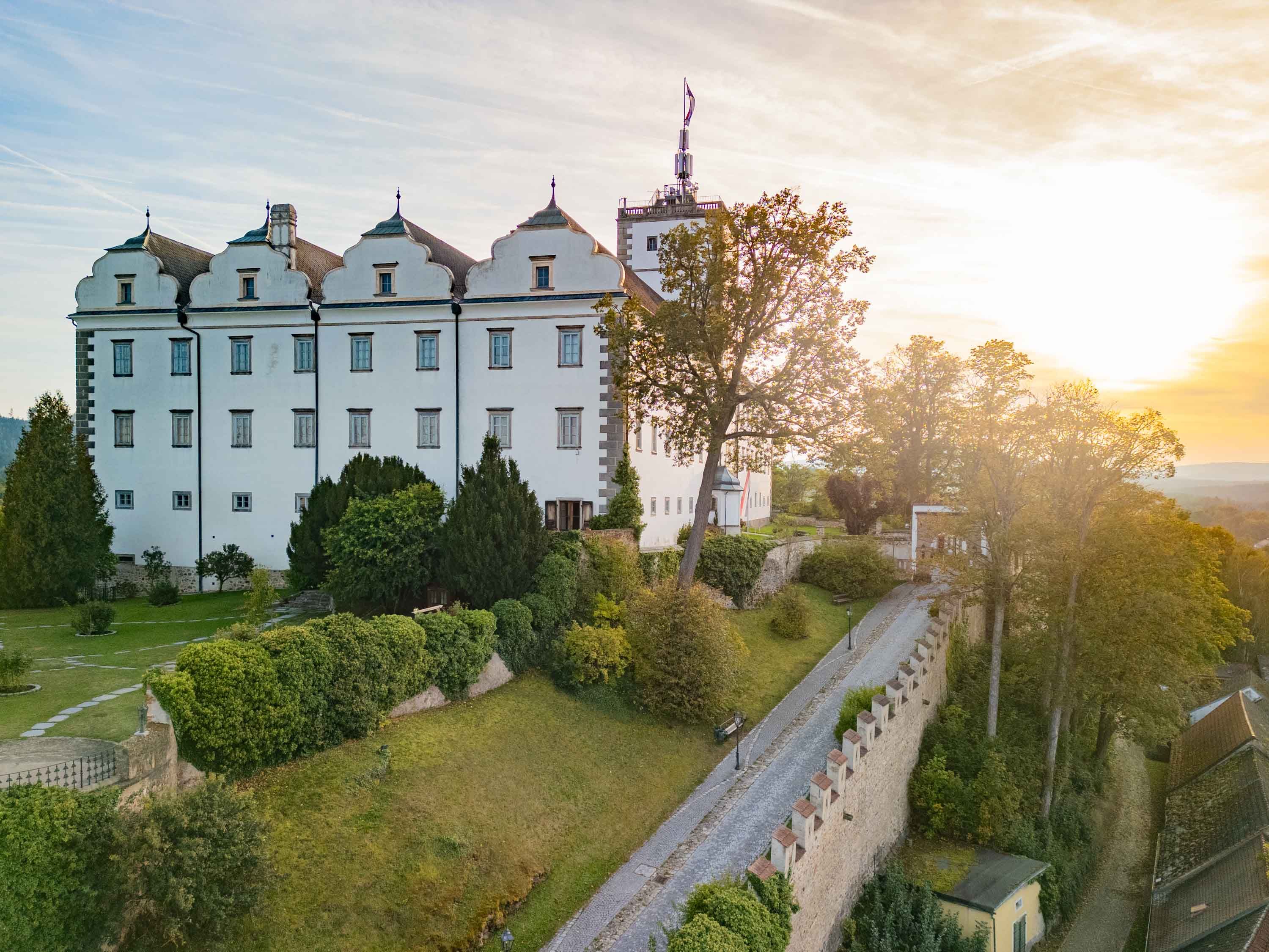 Hrad Weitra s mestskými hradbami pri západe slnka