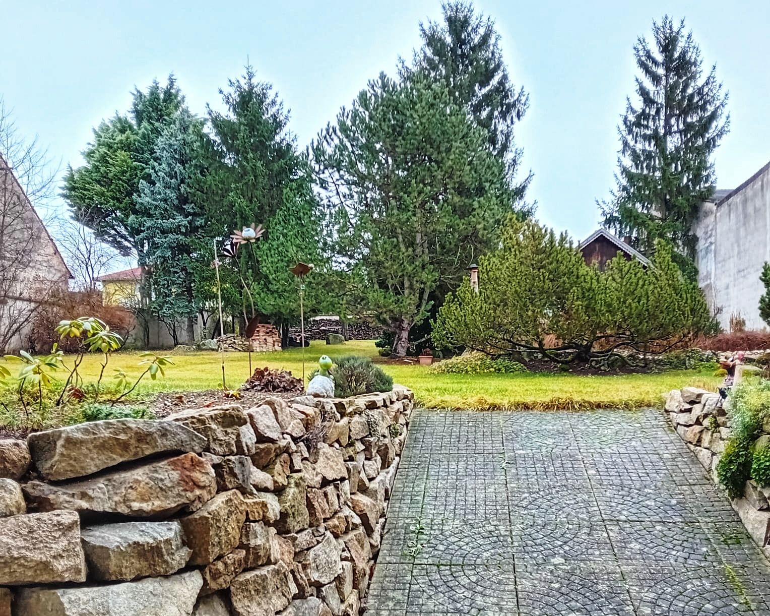 Tiché vnútorné nádvorie na grilovanie a oddych