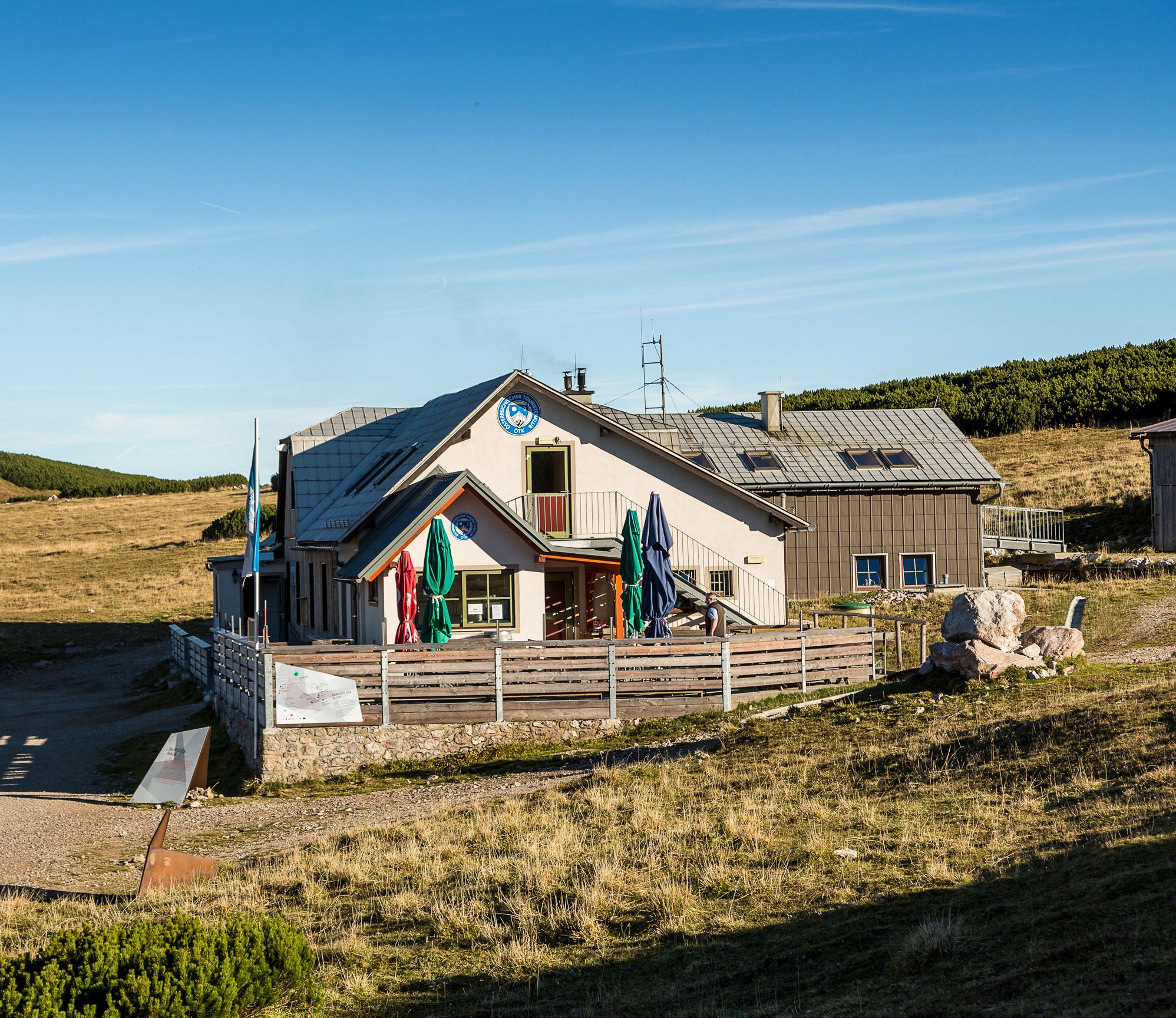 Dom Damböckhaus na vrchu Schneeberg v slnečnej horskej krajine s modrou oblohou.