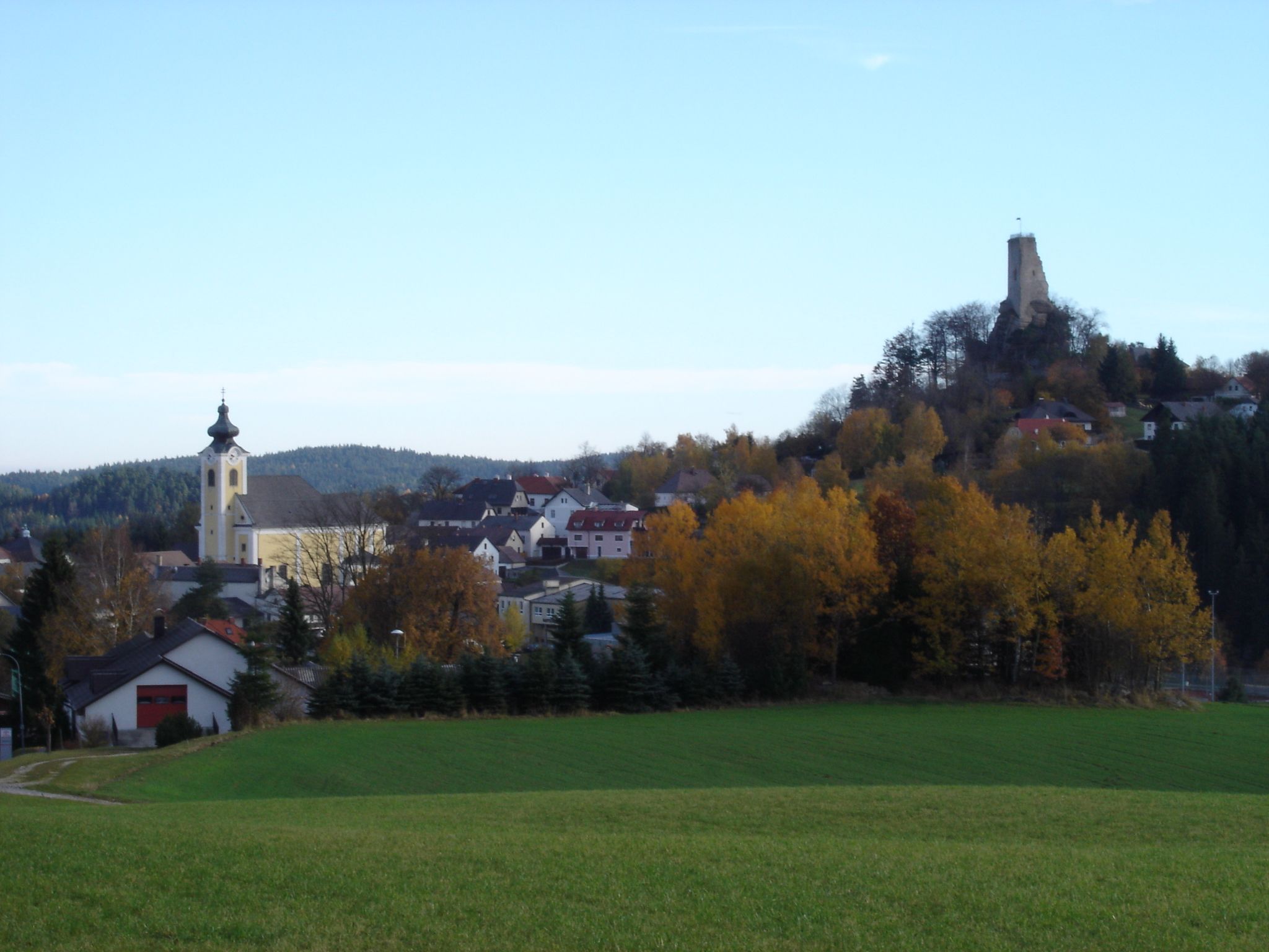 Pohľad na krajinu Arbesbach s kostolom a zrúcaninou hradu.