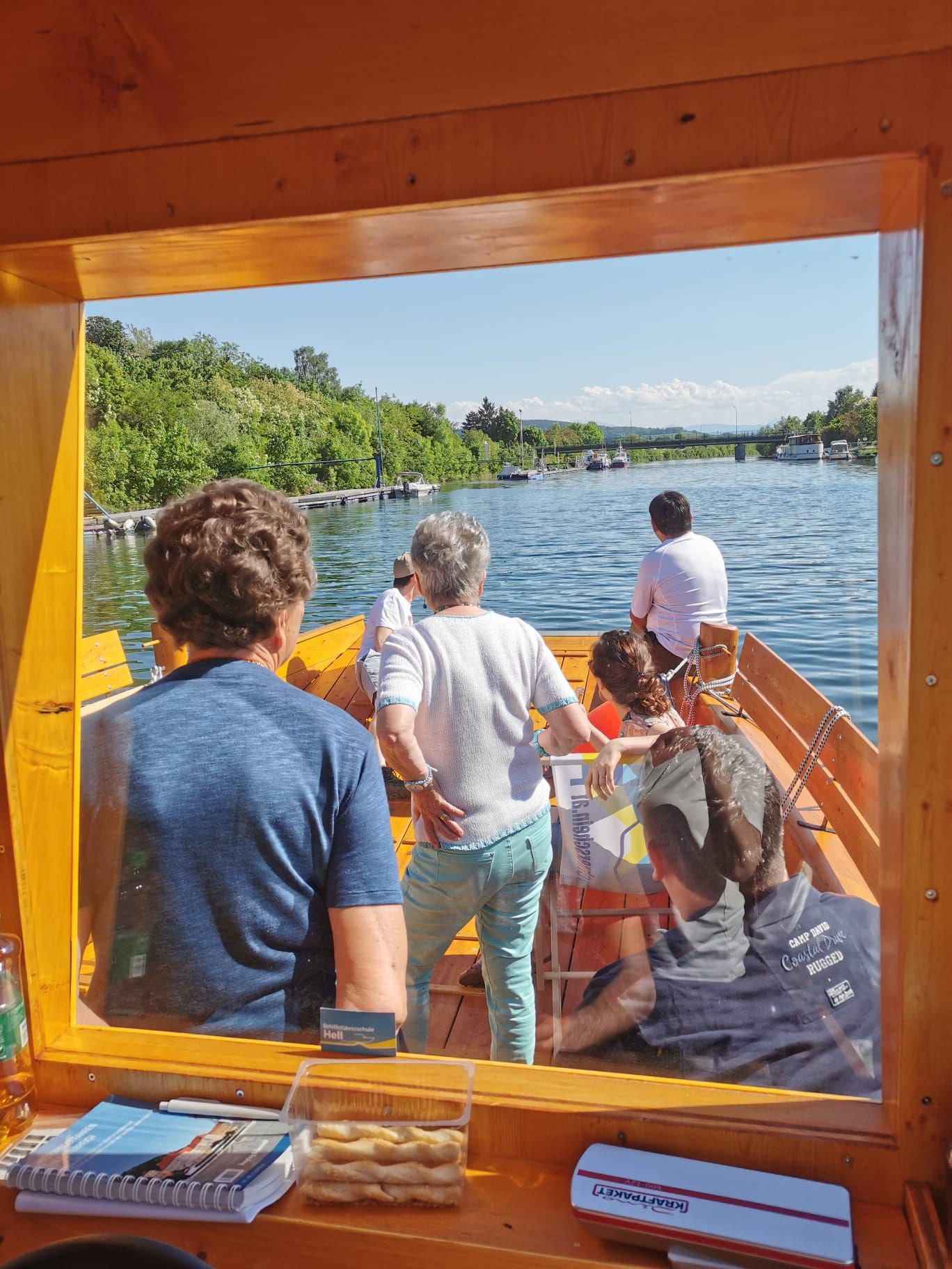 Pohľad z lode na rieke s niekoľkými ľuďmi na palube.