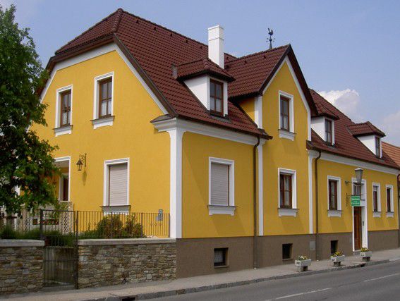 Žltý rodinný dom s červenou strechou