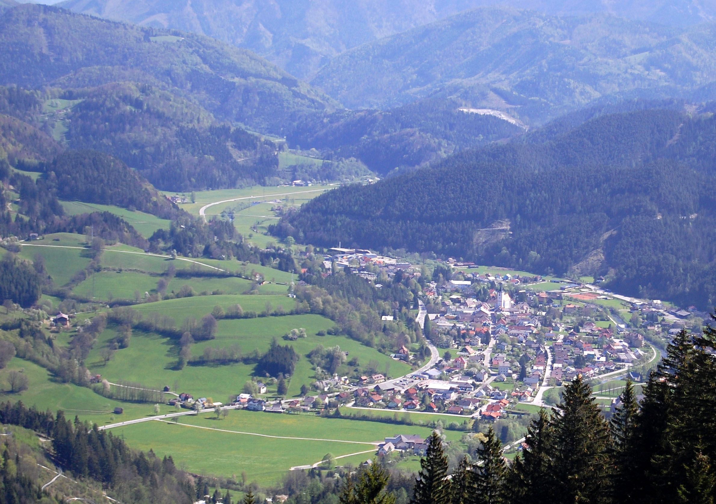 Panoramatický výhľad na obec Türnitz, obklopenú zelenými kopcami a lesmi.