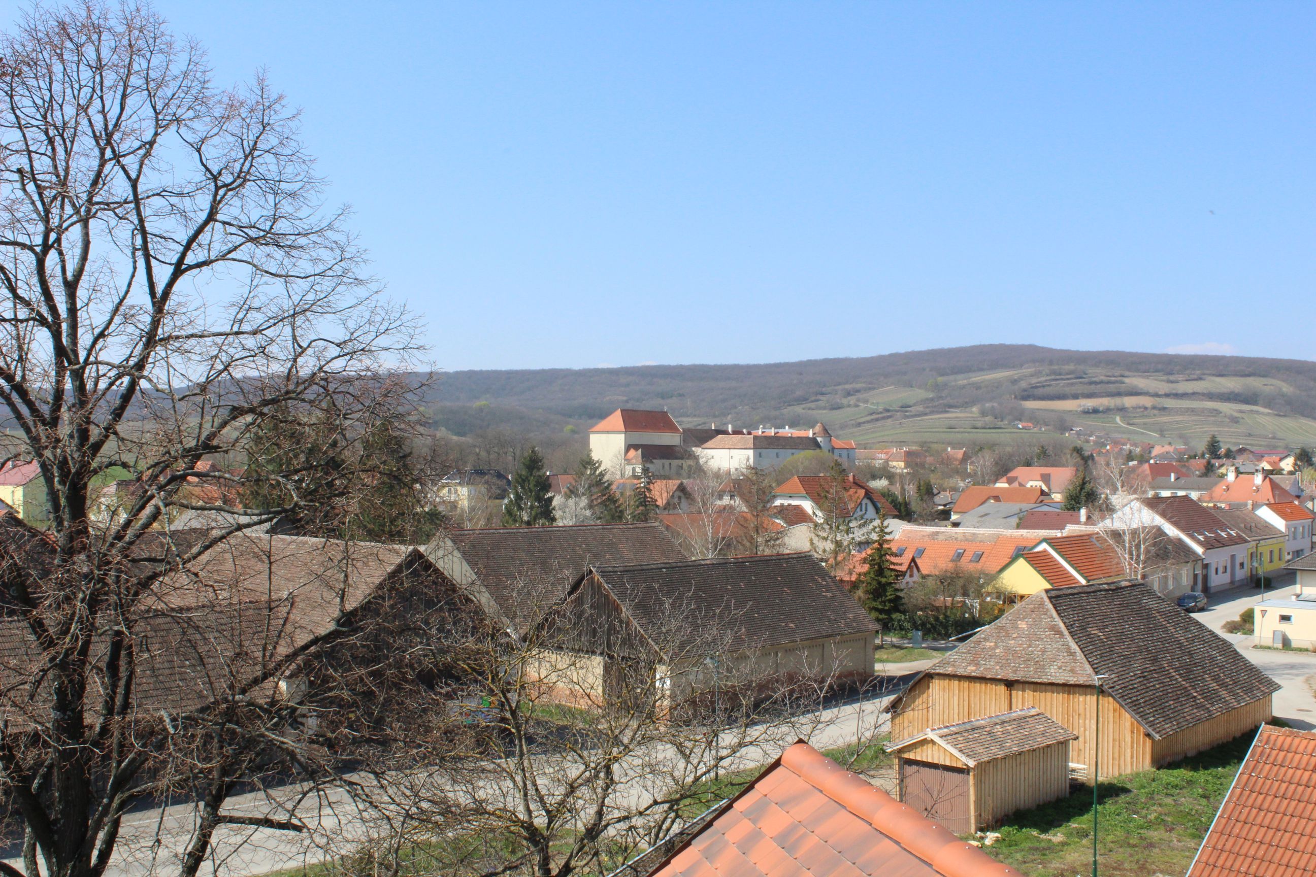 Pohľad na hrad Mailberg a okolitú krajinu.