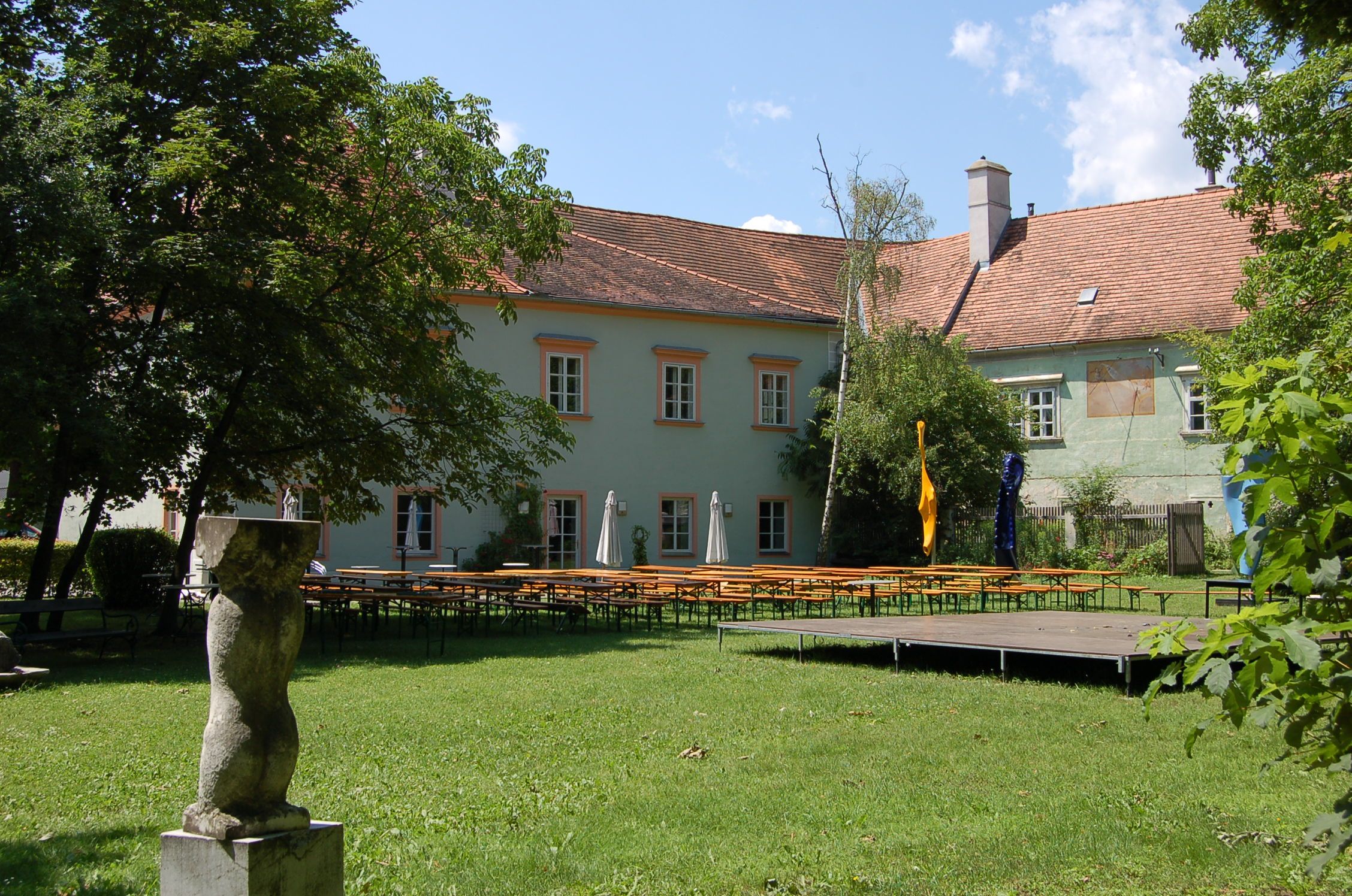 Schloss Fischau, Blau-Gelbe-Viertelsgalerie und Kulturstätte | Dolné ...