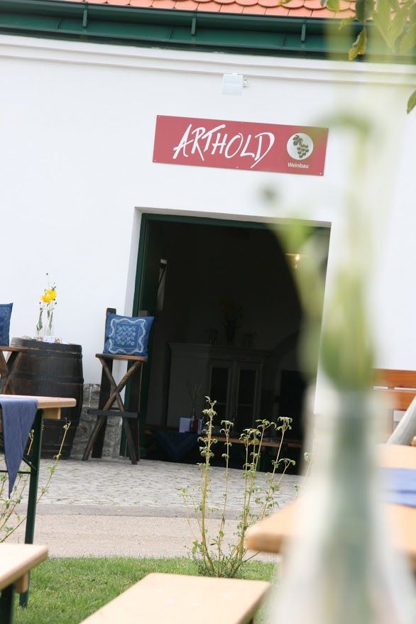 Vchod do vínnej pivnice s nápisom "Arthold".