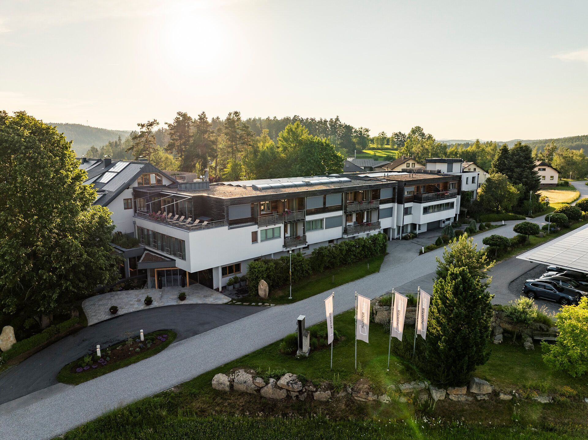 Exteriér zdravotného hotela Klosterberg vo Waldvierteli, obklopeného množstvom zelene a lesov.
