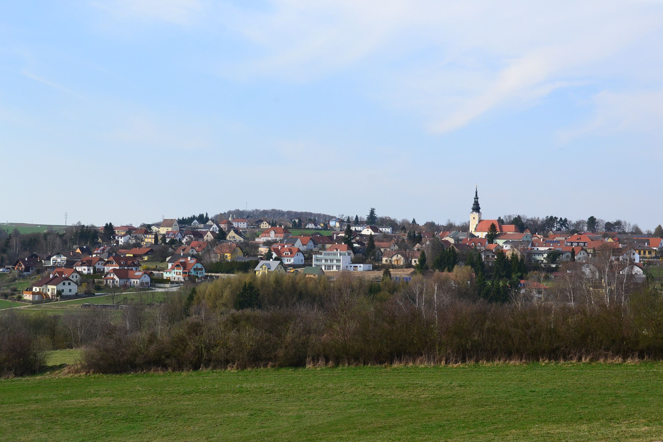 Panoráma obce Gföhl s kostolom a domami na kopci.