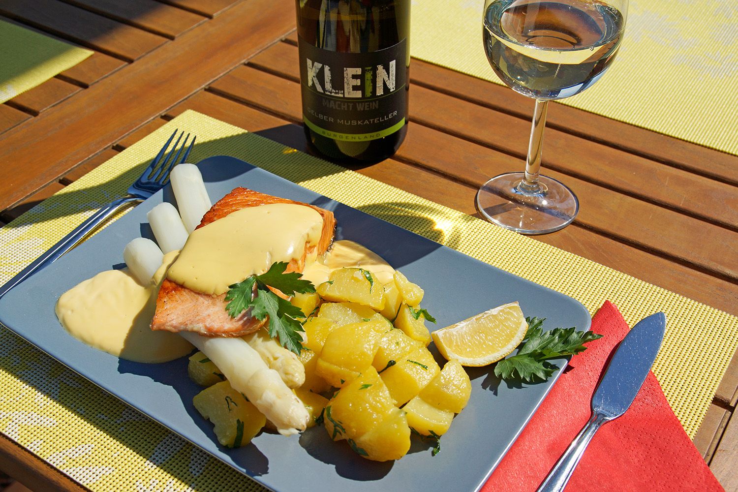 Rybie jedlo so špargľou v reštaurácii Treno Orth an der Donau 