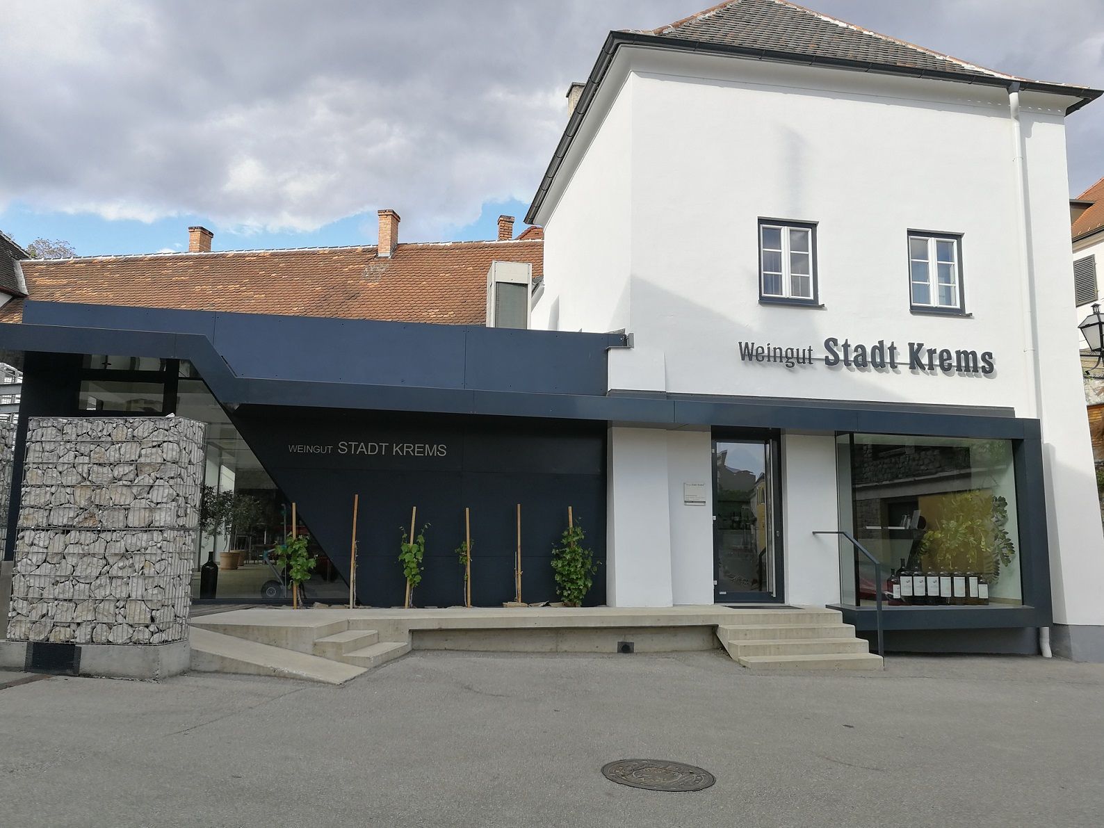 Exteriérový pohľad na vinárstvo Stadt Krems s modernými a tradičnými časťami budovy.