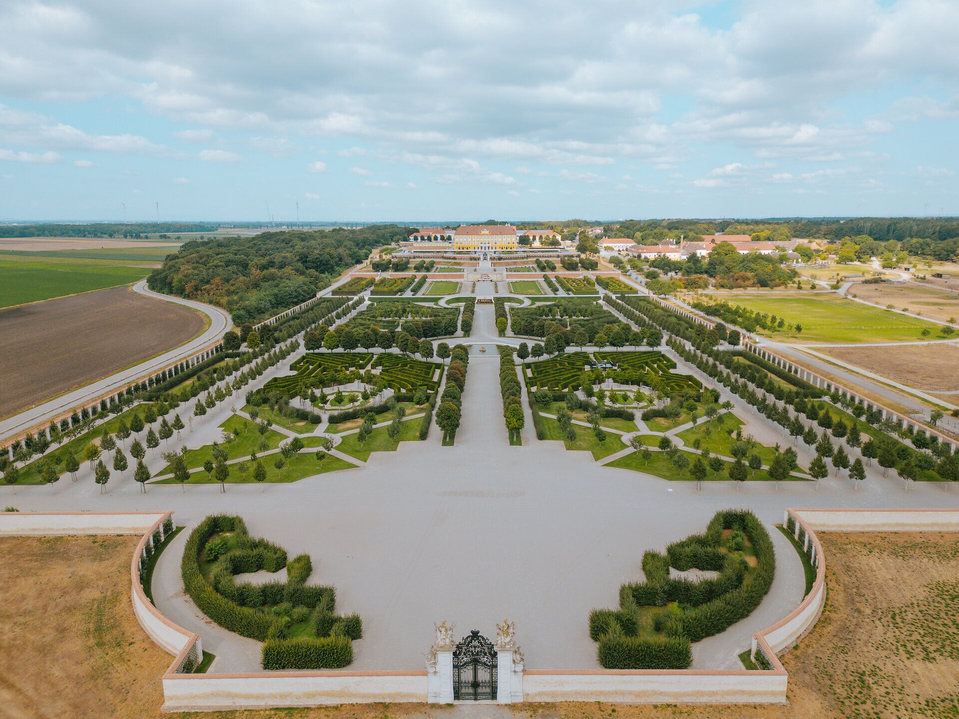 Rozsiahle terasy zámku Schloss Hof vás pozývajú na relaxačnú prechádzku, obklopené umne navrhnutými záhradami a úchvatnou krajinou. Príroda a história sa tu spájajú do harmonického zážitku, ktorý očarí vaše zmysly.
