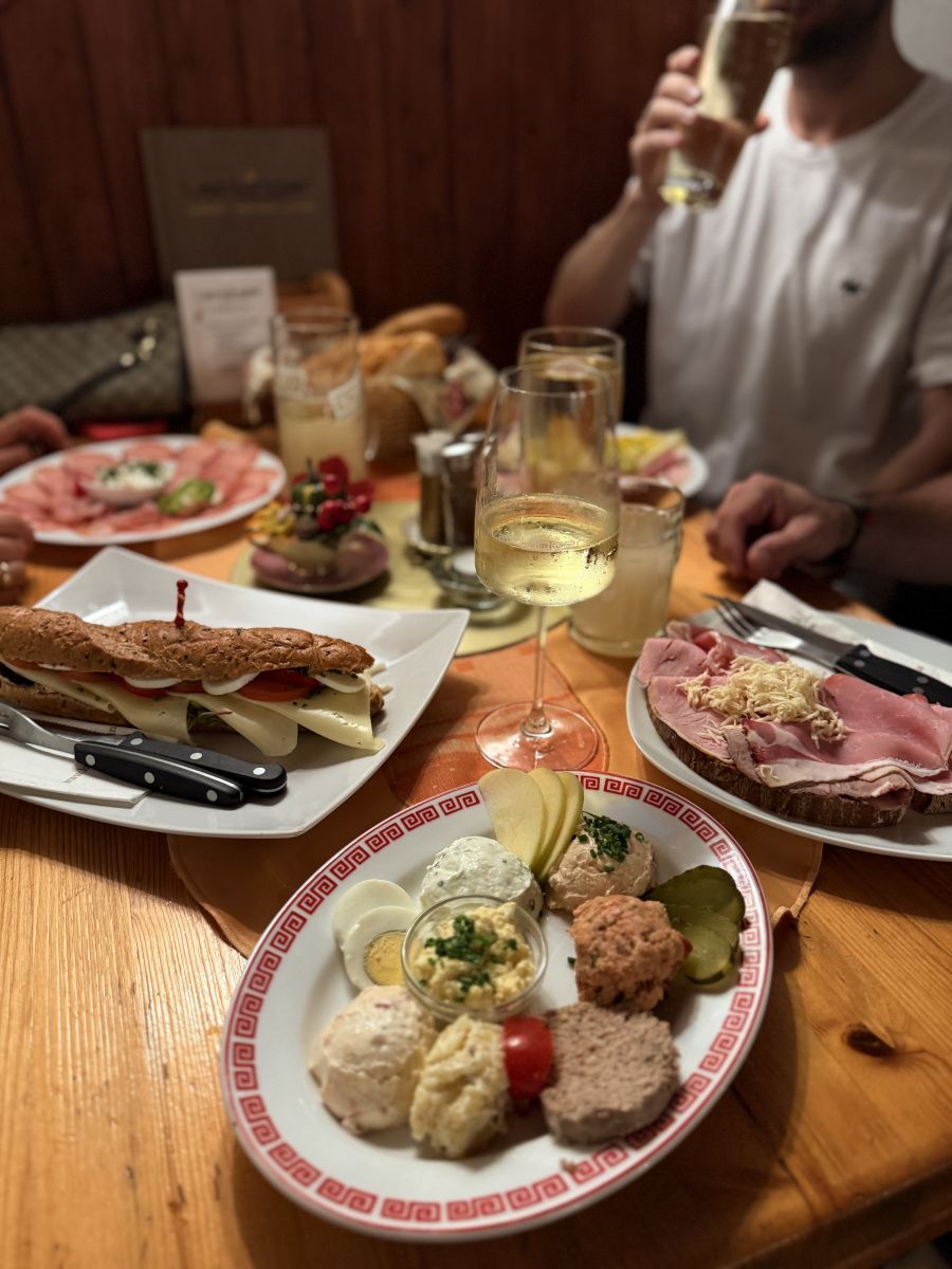 Bohato prestretý stôl s vínom.