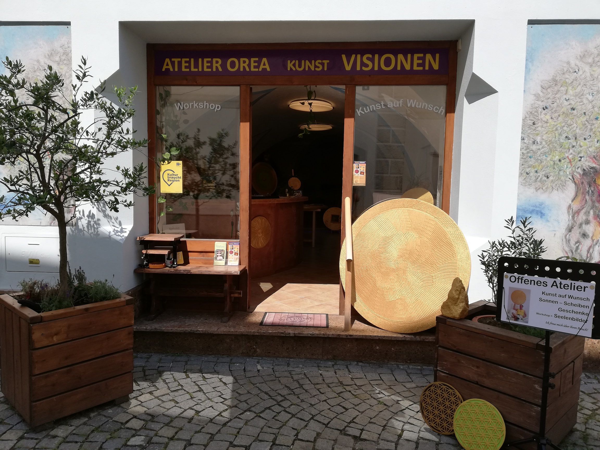 Vstup do ateliéru Orea s umeleckými dielami a rastlinami.