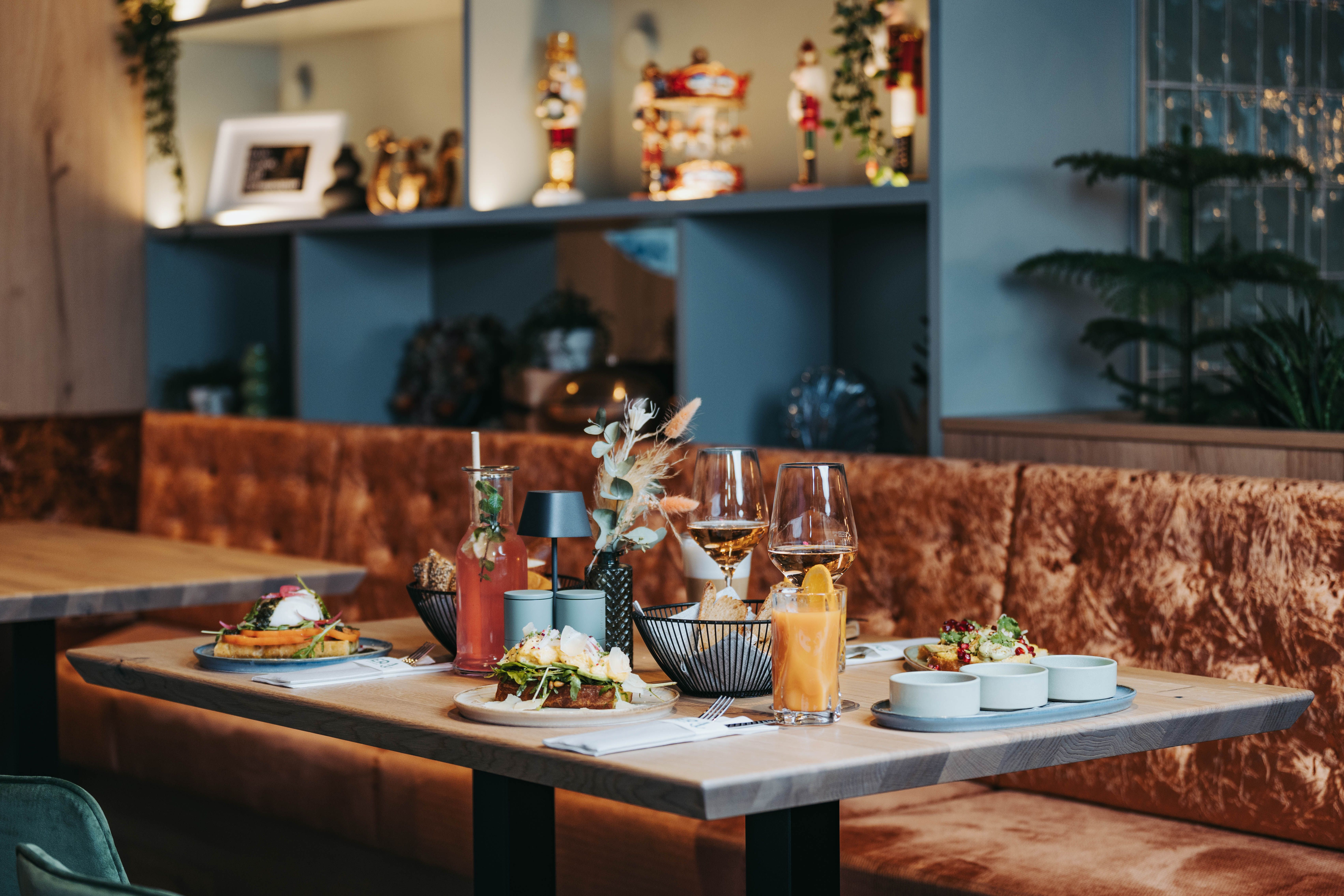 Stôl s jedlom a nápojmi v štýlovej reštaurácii.